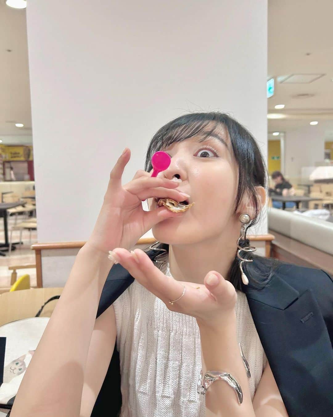 佐倉綾音さんのインスタグラム写真 - (佐倉綾音Instagram)「なんで食べる時って小指立っちゃうんだろう。 みんなもわかる？ ちなみにこれはソフトクリーム最後の方にグズグズになって壊れちゃった瞬間の写真！ 映えてるよな🤔 ってか映えってなに🤔 難しい...  🌸綾音🌸  #小指あがりがち #奇跡的なスプーンの持ち方で視力検査みたい #目ひんむくのはデフォ  #インスタグラマー佐倉綾音選手権」5月19日 18時44分 - ayane.sakura.mg