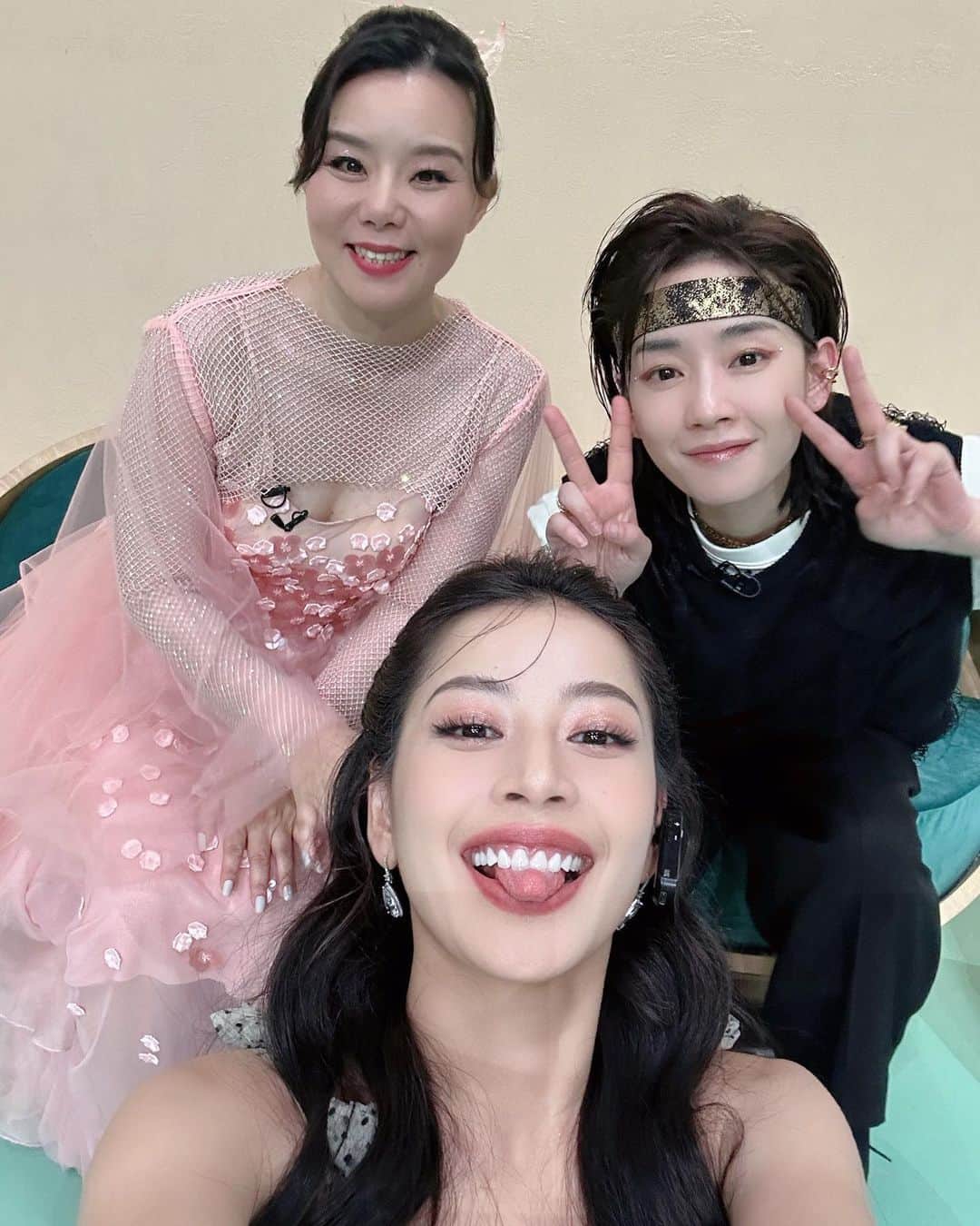 Chi Puのインスタグラム：「Đội hình độc lạ : Mỗi người 1 vẻ, 10 phân vẹn 10 😆 Chi Pu x Cung Lâm Na x Lưu Nhã Sắt — Phần tiếp theo của tập 3 sẽ được phát sóng vào lúc 11:00 thứ Bảy (20.05) trên kênh Mango TV  #ChiPu #DapGio2023 #乘风2023 #乘风2023芭莎一公登场大片」