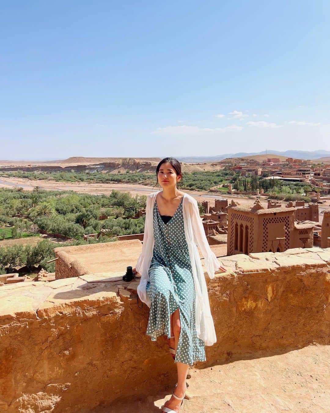 一双麻希 さんのインスタグラム写真 - (一双麻希 Instagram)「モロッコの雰囲気が大好きすぎて、 いつかいつか、モロッコで写真集撮りたいなぁ🫧なんて思ったり。。😌 今回行けなかった他の都市も、行きたい場所がたくさん。🇲🇦🏜🌊  📍アイットベンハトドゥ #aitbenhaddou (モロッコ,ワルザザート)  #とりあえず願望は口にするのです😆😇  #いっそうまき旅行記 #モロッコ #世界遺産 #ワルザザート #マラケシュ #サハラ砂漠  #morocco  #marrakesh #marrakech #moroccotravel #europetrip #モロッコ旅行 #モロッコ旅 #モロッコ観光 #ヨーロッパ旅行 #ヨーロッパ一人旅  #مراكش#المغرب جامعالف #旅が好き #旅好き女子 #旅好きな人と繋がりたい #海外旅行 #海外一人旅 #女一人旅 #山ガール #自然が好き #アウトドア好き #旅行コーデ」5月19日 18時44分 - isso_maki315
