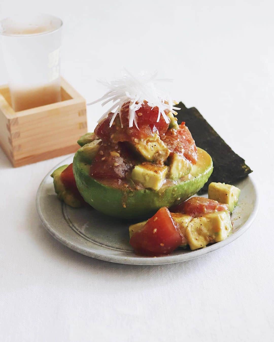 樋口正樹のインスタグラム：「Tuna and Avocado Tartare . 今夜は辛口の冷酒と マグロとアボカドの おいしい組み合わせ。 ちびちびとずーっと 楽しめる良きツマミ。 しかもヘルシーだし😋 . . . #今週もお疲れ様でした #マグロとアボカド #マグロとアボカドのタルタル #マグロとアボカドのサラダ #マグロとアボカドのポキ #まぐろ #キハダマグロ #アボカド #アヒポケ #お酒に合う #米に合う #tunapoke #poke #avocado #ahitunapoke #ahituna #ahitunapokesalad #avocado」