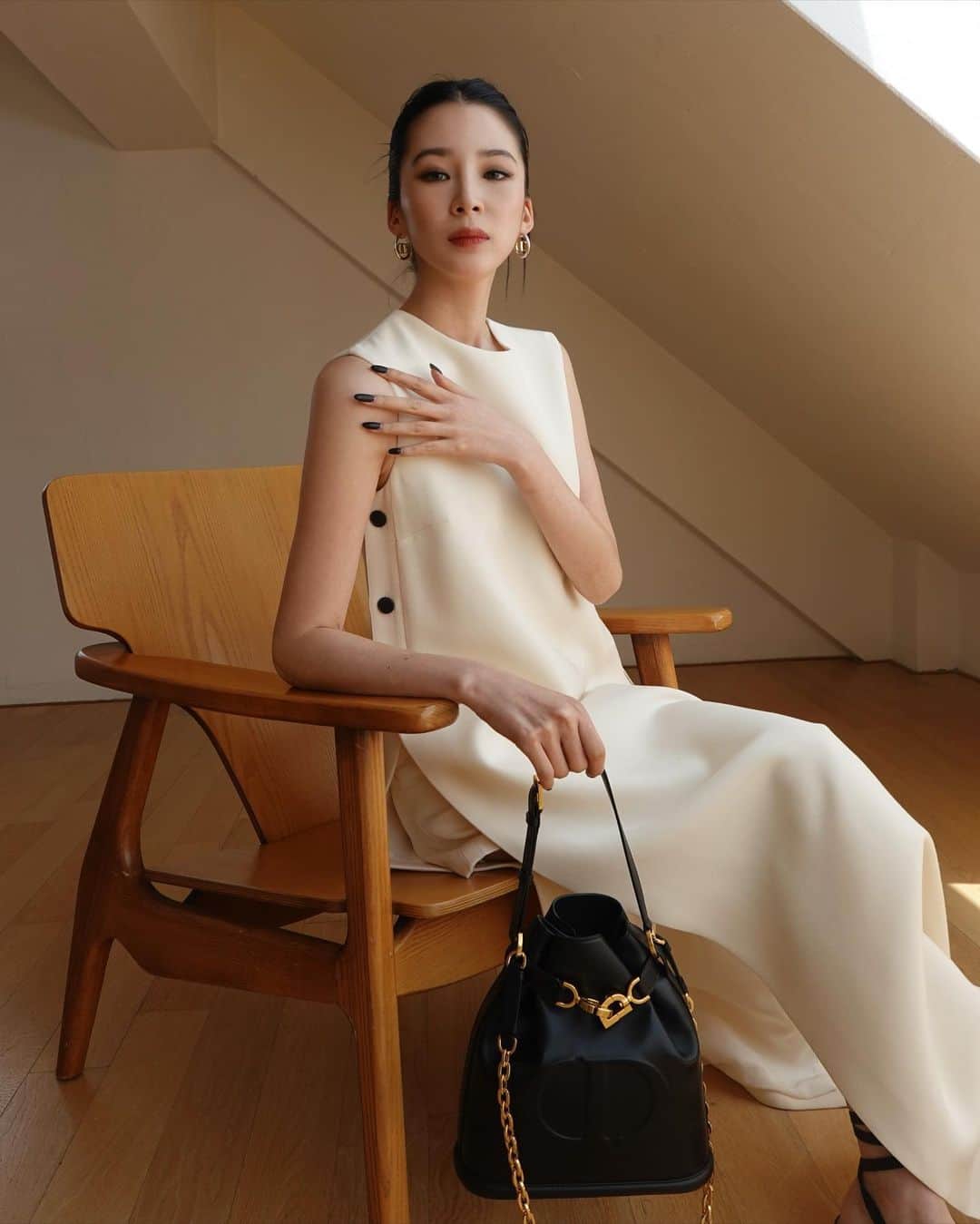 アイリーン・キムのインスタグラム：「Lounging with the effortlessly elegant C'est @Dior Bag 🤍 #DiorFall23 #광고」