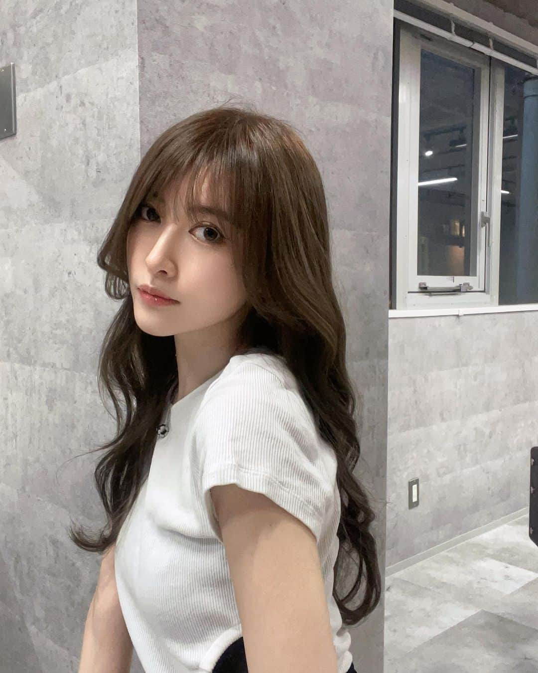 相沢みなみさんのインスタグラム写真 - (相沢みなみInstagram)「The hair salon that I always go, has been renewal!! & it opened today! It changed more larger & comfortable to relax. This time I ordered to change my hair color & style🧏🏻‍♀️ . いつもお世話になっている L'wis がリニューアルオープンして更にいい美容院になりました🕊おめでとうございます👏🏻❤︎ もっと広くなって快適すぎた🌿 また通うのが更に楽しみですっ🥰 今回はヘアスタイルとカラー変えてきたよ🧏🏻‍♀️ いつもありがとう🌸 @makoto__kamijo  . #渋谷 #美容院 #shibuya  #hairsalon  . #相沢みなみ  #minamiaizawa」5月19日 18時38分 - epoint2016