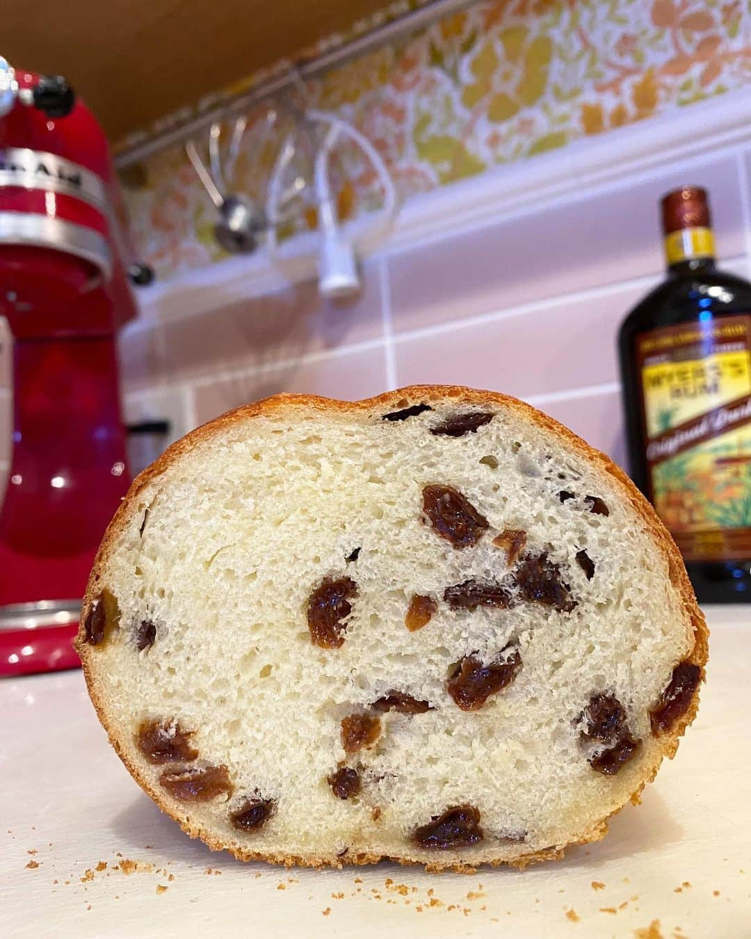 はるあんのインスタグラム：「最近焼いたパンたちです🍞 やっぱりパン作りは楽しい〜♡  そしてね、お知らせです！ スープ作家の有賀薫さん @arigakaoru  とインスタライブをします〜✨  5/20（土）13時から、 はるあんInstagramにて。  有賀さんは「あさりとじゃがいものクラムチャウダー」 わたしは「革命！フランスパン」を作ります。  有賀さんのスープが食べられるなんて…夢のようです！！ とっても楽しみ〜♡  お話しながら、作りながら、素敵なライブになりそうな予感！ 土曜日のお昼過ぎ、まったりと観ていただけると嬉しいです。  #レーズンパン #よもぎベーグル #ほったらかしパン」