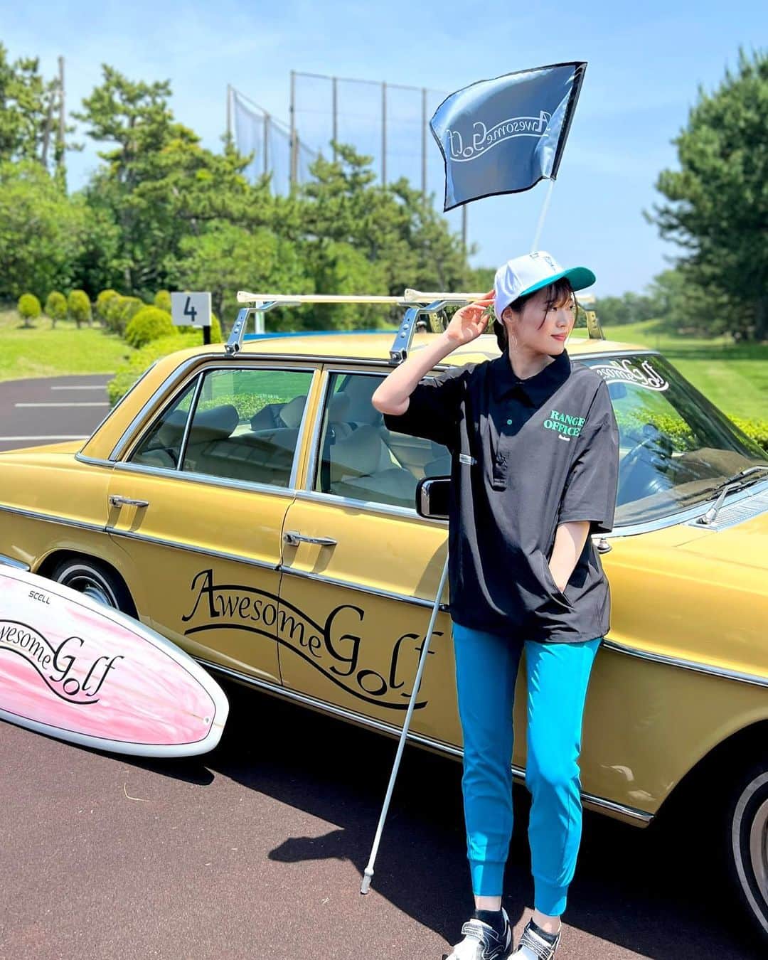 高橋としみのインスタグラム：「まるでビーチのような写真ですが、 ここはゴルフ場です⛳️⛳️ @_awesome_golf コンペに参加してきました。  国内外のストリートカルチャー ゴルフブランドを集めた#awesomegolf が誕生🏌️‍♀️ ゴルフはもちろんそのまま普段でも着れるオシャレなゴルフウェア✨  メンズのみですが、オーバーサイズで 女性が来てもかわいい✨✨  theHOUSE 銀座・広尾で購入できるそうです✨ WEBもチェックしてみて〜👍 @_awesome_golf  @thehouse_official   #ゴルフ#ゴルフ女子#ゴルフウェア#ゴルフコーデ #golf」