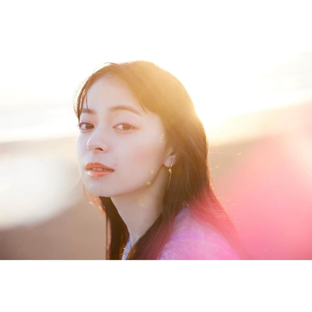 のインスタグラム：「⁡ ⁡ ⁡ 🍊OPERA🍊 ⁡ 夏のコレクションのイメージモデルをやらせていただきました😌 ⁡ 私もひと足お先に使わせて頂きましたが、 どれも可愛すぎて、、もう大好き。。🤦🏻‍♀️💓 マスカラの、106 ターコイズ。 カラーの感じが絶妙で、可愛くって、特にお気に入りです🥰 前にブログでは書きましたが、 OPERAのブルーのカラーマスカラを塗ってライブをした事があるんですけど、終わったあと汗だくの状態でも一切崩れてなくて感動しました。なのにお湯ではするんするん落ちてさらに感動😳 OPERAはリップのイメージが強いかと思いますが、カラーマスカラもアイカラーペンシルも最強に可愛いです！！！💖 ⁡ 夏のコレクションの発売は5/24から！ 気になる方はぜひゲットしてみてくださいね〜！🌼 ⁡ ⁡ @opera_cosmetics #operacosmetics」