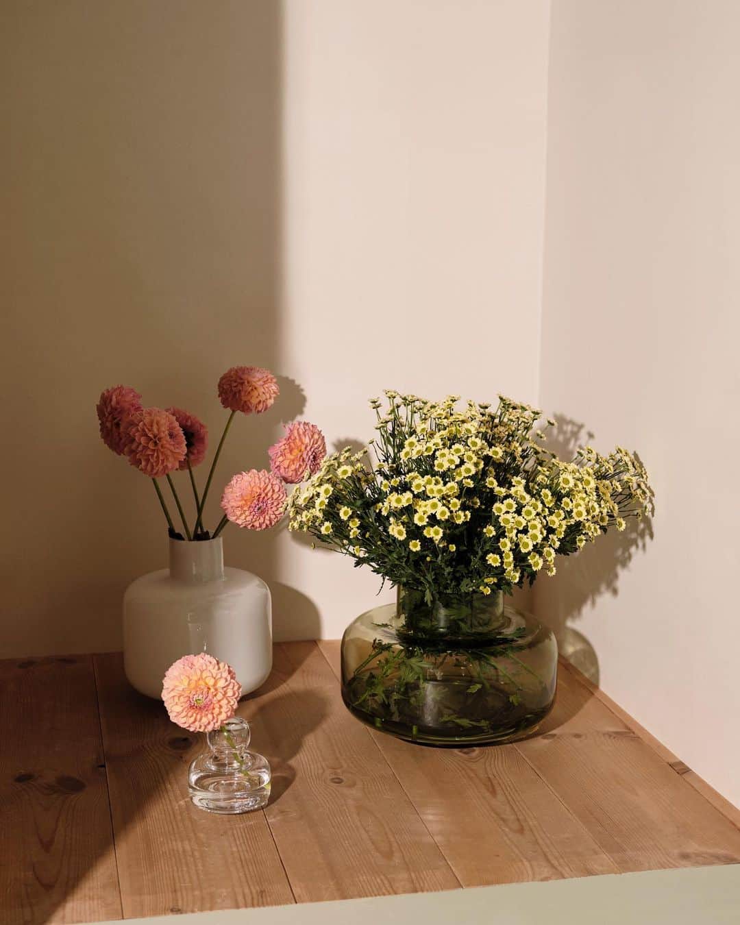 マリメッコさんのインスタグラム写真 - (マリメッコInstagram)「Each Marimekko glassware item is mouth-blown into a mold and made by hand. It’s why the Urna, Ming, and Flower vases, designed by Carina Seth Andersson, possess that voluptuous curved silhouette that transcends time and trends.   Explore our vases at marimekko.com   #marimekko #marimekkohome #homedecor #vases」5月19日 18時40分 - marimekko