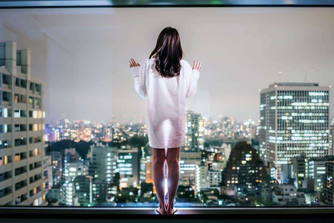 のインスタグラム：「『beautiful night view』  ✨✨✨  高い場所大好き過ぎて怖くないの♡  photo by @cameraism.t.i 📸 model @mikarin_portrait   ・ ・ ・ ・ follow me💋  #美花展 #夜景スポット  #ホテルステイ #ナイトビュー #東京夜景 #ホテル好き  #ホテル好きな人と繋がりたい  #被写体モデル #カメラ女子 #キリトリセカイ #ポートレートセレクション #ポートレート撮影 #被写体依頼受付中 #スクリーンに恋して #カメラマンさんと繋がりたい #被写体なります #ポートレートしま専科 #写真を止めるな #jp_portrait部 #jp_portrait_collection #portrait #japanesegirl #asiangirl #love_camera_club #asianbeauty #tokyonight  #excellent_portraits #top_portrait_photo #pasha_magazine #tokyocameraclub」