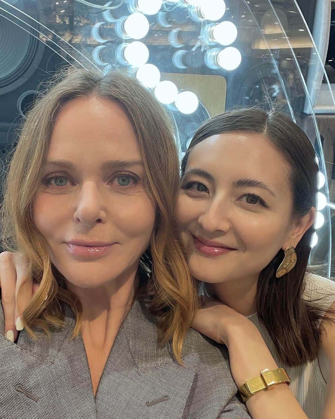 エリーローズさんのインスタグラム写真 - (エリーローズInstagram)「Selfie moment w/ @stellamccartney 🐇✨  Let’s take a selfieと、気さくでチャーミングなステラ✨普通にめちゃファンだから嬉しすぎた🥹  阪急うめだ本店8Fにステラのビーガンカフェ「STELLA’S WORLD」がOtonë popupの目の前にオープン☕️  ヴィンテージのシンセ、ミキサー、スピーカーをリユーズしたショップのディスプレイがかっこよ〜  @hankyu_greenage  #stellasworld」5月19日 18時42分 - ellirose