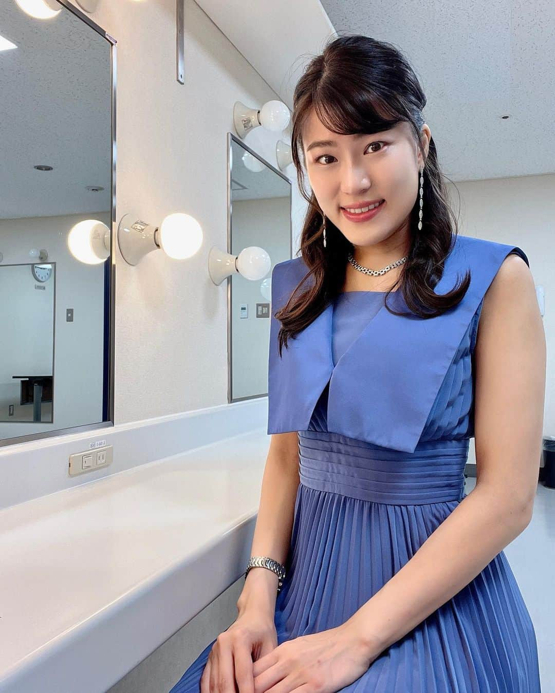 竹内里奈さんのインスタグラム写真 - (竹内里奈Instagram)「👗🩵 国際フォーラムでのコンサート司会🎵 2日目の衣装は、ブルーのドレス 控室と舞台袖で☺︎  今週もお疲れさまでした✨ ・ ・ ・ ・ ・ ・ ・ ・ ・ ・ ・ #国際フォーラム #国際フォーラムホールa #コンサート #コンサート司会 #イベント #イベント司会 #mc #司会者 #ドレスコード #お呼ばれコーデ #ブルードレス #ワンピース好き #サテン #サテンドレス #女子アナ #女子アナコーデ #フリーアナウンサー #竹内里奈」5月19日 18時43分 - rina.takeuch