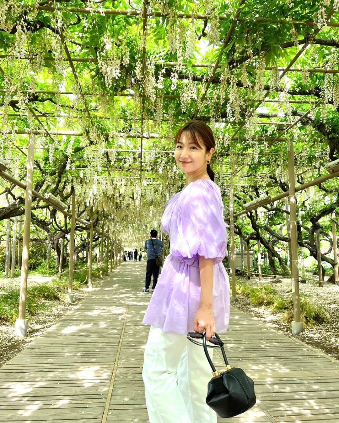 長野美郷さんのインスタグラム写真 - (長野美郷Instagram)「春恒例！（わたしの） お花スポット巡り🌷  今年は行けました！🥹  実はGWに藤の花をお目当てに出かけましたが もうほぼピークが過ぎており🥹 今年は暖かくて早かったみたい。 ただ その分バラが見頃を迎えていて いろんな種類のバラが咲き乱れていました🌹😇  チョコの香りがする チョコレートコスモスも😋  最後はやっぱり 花も団子も、ということで ソフトクリーム🍦  #春満喫 #花好き の#花巡り #花も団子も　欲しいのです。　#欲張り #あしかがフラワーパーク  #🌹 #みさ旅」5月19日 18時48分 - misato_nagano_1127