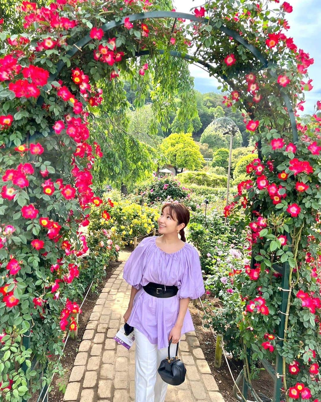 長野美郷さんのインスタグラム写真 - (長野美郷Instagram)「春恒例！（わたしの） お花スポット巡り🌷  今年は行けました！🥹  実はGWに藤の花をお目当てに出かけましたが もうほぼピークが過ぎており🥹 今年は暖かくて早かったみたい。 ただ その分バラが見頃を迎えていて いろんな種類のバラが咲き乱れていました🌹😇  チョコの香りがする チョコレートコスモスも😋  最後はやっぱり 花も団子も、ということで ソフトクリーム🍦  #春満喫 #花好き の#花巡り #花も団子も　欲しいのです。　#欲張り #あしかがフラワーパーク  #🌹 #みさ旅」5月19日 18時48分 - misato_nagano_1127