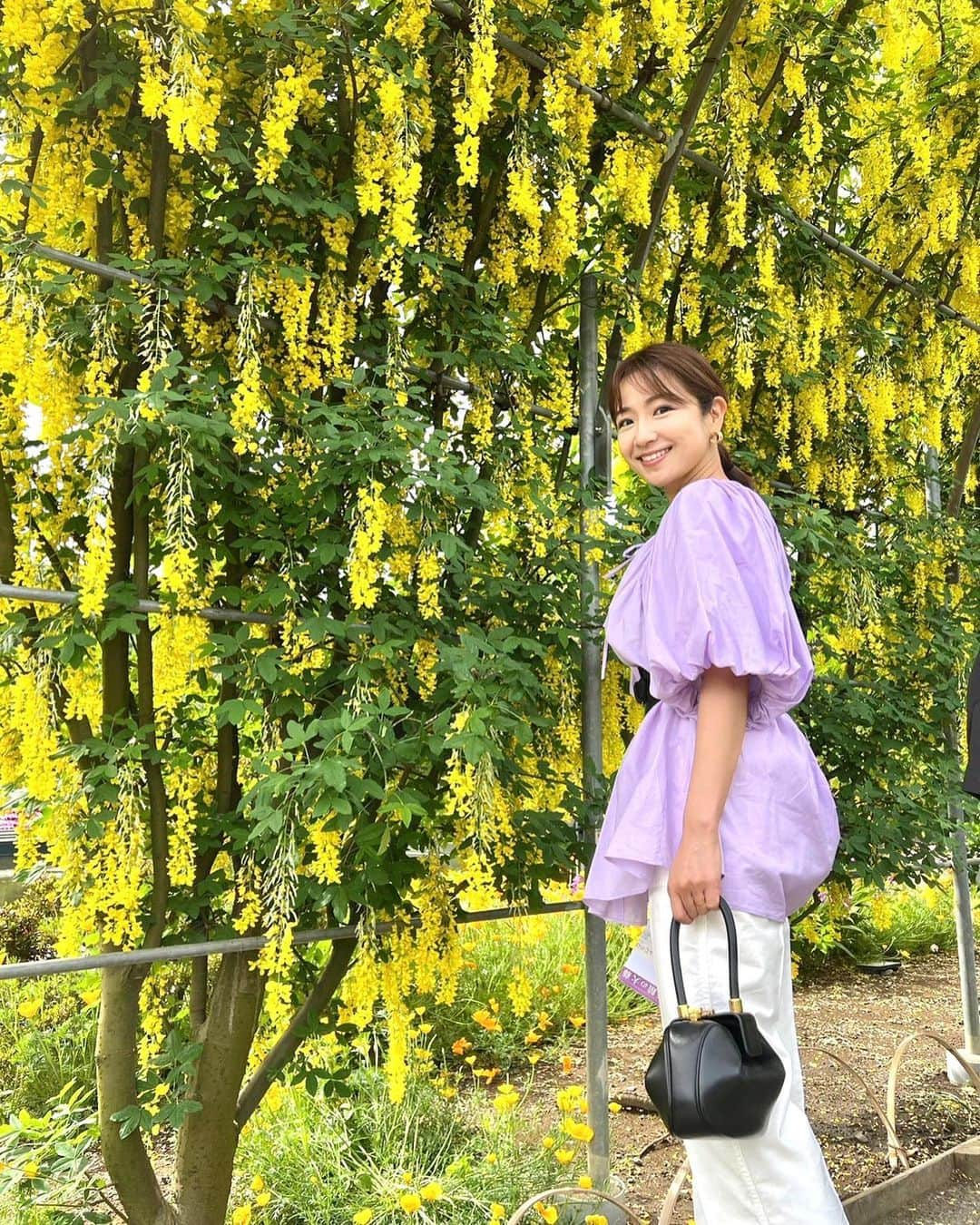 長野美郷さんのインスタグラム写真 - (長野美郷Instagram)「春恒例！（わたしの） お花スポット巡り🌷  今年は行けました！🥹  実はGWに藤の花をお目当てに出かけましたが もうほぼピークが過ぎており🥹 今年は暖かくて早かったみたい。 ただ その分バラが見頃を迎えていて いろんな種類のバラが咲き乱れていました🌹😇  チョコの香りがする チョコレートコスモスも😋  最後はやっぱり 花も団子も、ということで ソフトクリーム🍦  #春満喫 #花好き の#花巡り #花も団子も　欲しいのです。　#欲張り #あしかがフラワーパーク  #🌹 #みさ旅」5月19日 18時48分 - misato_nagano_1127