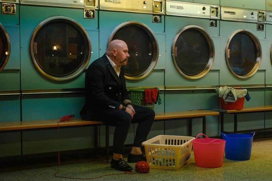 Fujifilm UKのインスタグラム：「Share a more cinematic scene you've stumbled upon, we dare you.  "This photo was taken around Barbican in the City of London. I’ve walked past this launderette a few times and never seen anything like this. I think repetition is important and this was around about the 10th time I had walked past this particular point that night. I seem to recall the subject being very aware of me being there but he was polite enough not to ruin the shot by moving. A true gentleman!"  📸: @spiceyjord  #FUJIFILMXT3  XF35mmF1.4 R f/5.6, ISO 3200, 1/250 sec.」