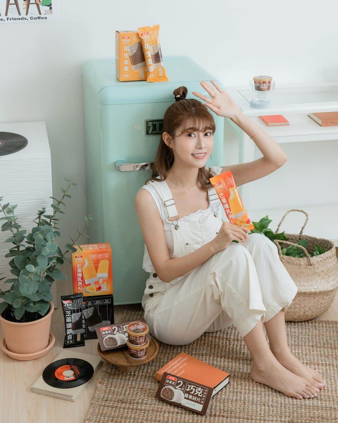 阿部マリアのインスタグラム：「It’s Summer 🌞🌞🌈 大家什麼時候會有夏天到的感覺呢？  我是每一年一度有一週每天會想吃冰的時候 然後真的吃一週的冰😋 這個時候覺得 今年也夏天來了！的感覺🌻  今年的吃冰週特別快樂☺️ 因為吃了一週的 #桂冠冰菓室 桑的新口味爹斯  芒果煉乳夾心雪糕、芝麻鐵觀音雪糕、花生金萱雪糕 巧克榛果碎片冰淇淋大福、極濃巧克力布朗尼冰💛💛 很多種！！  裡面我特別喜歡的是 極濃巧克力布朗尼冰🍫🍨 巧克力冰淇淋與一入口就很香的可可及莓果味，真的超濃郁又綿密 特別的是裡面也有布朗尼蛋糕顆粒很多層次感爹斯  夏天沒什麼胃口時候的話 我很推薦 芝麻鐵觀音雪糕🖤🍨 外層使用鐵觀音茶湯底所以有超香的濃郁炭焙味 內層是濃郁的芝麻冰淇淋加上Q彈白玉增添口感 很有滿足感的冰爹斯  只要去全聯、家樂福、大潤發、愛買就能買到 或是附近的7-ELEVEN也買到香濃的芒果雪糕喲！  想吃隨時都可以買得到的桂冠冰菓室桑的冰 但又懶得出門的話， 可以前往桂冠線上商城、桂冠蝦皮商城購買哦！  跟我一起吃起來爹斯💛💛」