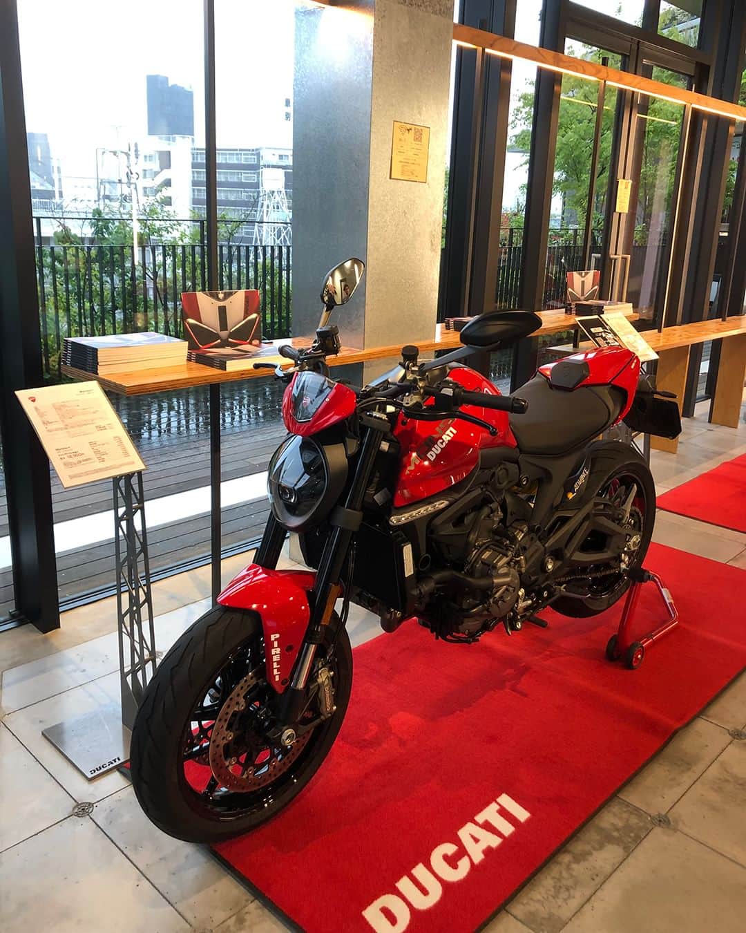 Ducati Japanさんのインスタグラム写真 - (Ducati JapanInstagram)「アモーレ・ミオ イタリアンフェスティバルに出展します！（at With Harajuku 5/20～21）  原宿で開催される日本最大級イタリアフェス、アモーレ・ミオ イタリアンフェスティバルにドゥカティが出展します。  60以上のトップブランドが参加し、豪華なゲストも多数出演。商品の展示や、ショー、パフォーマンス、本格イタリアンフードの試食や販売など、盛りだくさんのコンテンツ。  オープンエアーの空間でイタリアの魅力を満喫しつつ、ドゥカティのニューモデルと記念撮影をどうぞ。 #ドゥカティいいじゃん #ドゥカティ #Ducati #amoremiotokyo2023 #italiaamoremio #原宿 #Harajuku @iccjtokyo」5月19日 18時55分 - ducatijapan