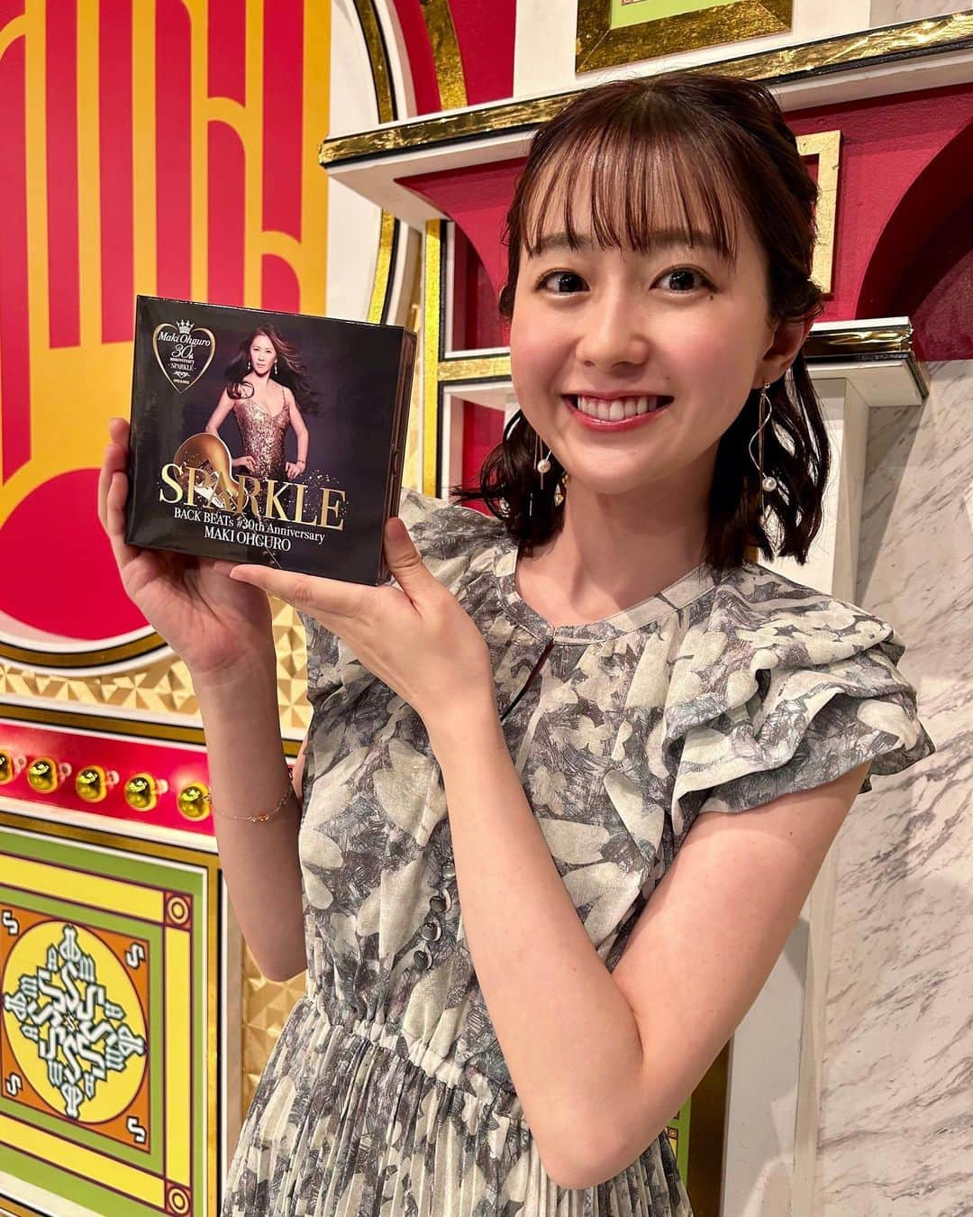 若林有子のインスタグラム：「今日の金スマは大黒摩季さんがゲストです✨  大黒摩季さんの人生、その経験から伝えたいことを話してくださいました！ 大きな選択を何度も迫られ、決断してきた摩季さん。どんな経験も前を向いて話す姿に摩季さんの想いの強さを感じました。  どうか多くの方に届いてほしいです🌿 今夜8時から、2時間SPです！  ワンピース:COCODEAL アクセサリー: va vendome/agete  3枚目、アクセサリーを見せるためにぎこちない ポーズと表情になってます。不慣れ😂  #金スマ」