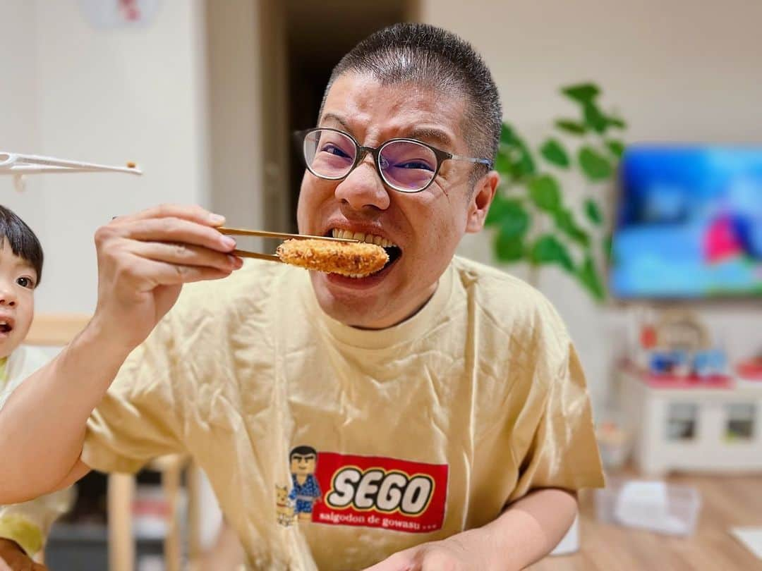 岩崎弘志さんのインスタグラム写真 - (岩崎弘志Instagram)「. Tシャツのシワシワと、息子が食べさせようとしてくる 納豆が気になるところですが☺️w  ラジオネーム:ポテトママさんから頂いたジャガイモで コロッケ作り🥔✨  下味の塩コショウを強めに効かせるのがアタシ的に 好みです🧂  挽肉が入っていても主役はジャガイモ‼︎ってくらいの 存在感でした🥢  にしても、コロッケみたいな顔してコロッケに 食らいついてんなぁ😋  #じゃがいもレシピ #ジャガイモレシピ #ジャガイモ料理 #じゃがいも料理 #コロッケ定食 #コロッケ #パパレシピ #男の料理 #男子ご飯 #男メシ #男めし #おとこめし #おとこめし部 #鹿児島グルメ #鹿児島ディナー #3歳息子 #3歳男の子 #３歳男の子 #親子ショット #料理初心者🔰 #料理初心者さんと繋がりたい #kagoshima #kagoshimafan #kagoshimajapan #アナウンサー #岩﨑弘志」5月19日 18時58分 - iwasakikoji0326