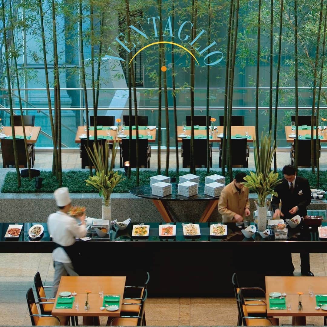 Mandarin Oriental, Tokyoさんのインスタグラム写真 - (Mandarin Oriental, TokyoInstagram)「We are thrilled to share that "Ventaglio", our vibrant dining destination showcasing a range of exciting international cuisine will be reopening on 24 May 2023.  Ventaglio features a 25-meter-high ceiling and a spacious dining area filled with natural light located at the 2nd level. Invite you to a moment of blissful indulgence. We look forward to seeing you again soon.   マンダリン オリエンタル 東京の2階に位置する「ヴェンタリオ」。”食で世界を旅する”かのような、彩り豊かなインターナショナルダイニングとして、５月24日より再開いたします。25mにおよぶ吹き抜けが特徴的で、心地よい自然光が差し込む開放感あふれるダイニングで、シェフが紡ぎだす一皿一皿が至福のひと時へと誘います。 … Mandarin Oriental, Tokyo @mo_tokyo #MandarinOrientalTokyo #MOtokyo #ImAFan #MandarinOriental #Nihonbashi #Tokyohotel #ventaglio #reopen #マンダリンオリエンタル #マンダリンオリエンタル東京 #東京ホテル #日本橋 #日本橋ホテル #ヴェンタリオ　#ホテルレストラン」5月19日 19時00分 - mo_tokyo