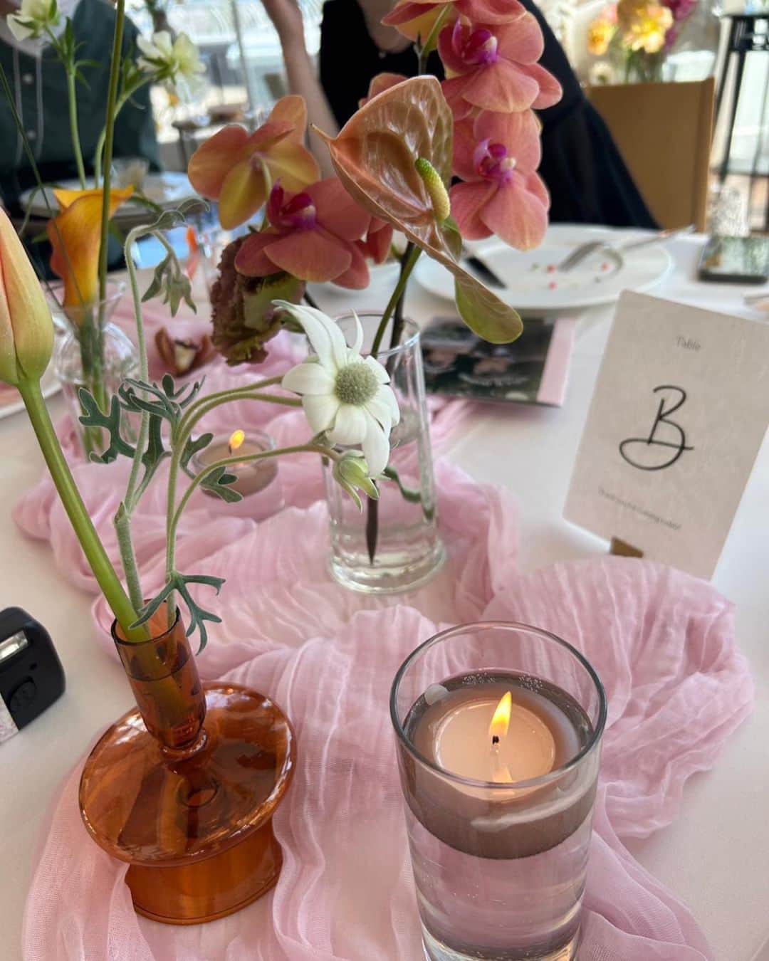 みんなのウェディングさんのインスタグラム写真 - (みんなのウェディングInstagram)「. ˗ˏˋ GuestTable Flower...♥ ˎˊ˗ . こんばんは🌙みんなのウェディングです☺️ ⁡ 今日は #テーブル装花 特集です🌹 #テーブルランナー を使った実例をメインに集めました🕊  ぜひ #テーブルコーディネート の参考にご覧ください♥ ⁡ ⁡♡-----Special Thanks-----♡ @yurie_wedding_ さま @9debuts さま @k_she__ さま @w_mtymmmk さま @m_wd_0319 さま @uuuuuuuu_95 さま @_bride_u さま @trunk_kanahibi さま  -------------------------------------------- 🌷結婚式準備に役立つ情報を更新中 　@minnano_wedding 🔗をcheck🕊️ ・ 🌷結婚式準備のお悩みや式場＆ドレスの予約相談は 《みんなのウェディング相談デスク》へ🕊️ ・ 🌷結婚式場の口コミ・本物の費用明細は 《みんなのウェディング》結婚式場検索へ🕊️ --------------------------------------------  ⁡ #ゲストテーブル #ゲストテーブル装飾 #ゲストテーブル装花コーディネート #装花コーディネート #会場装飾　 #会場装花 #会場装花コーディネート #流しテーブル #装花 #席札 #披露宴会場コーディネート #披露宴会場 #披露宴レポ #結婚式レポ #花嫁diy #結婚式diy #結婚式diy #trunk花嫁 #パレス花嫁 #2023春婚 #2023夏婚 #2023秋婚 #2023冬婚 #プレ花嫁 #結婚式準備 #プレ花嫁さんと繋がりたい」5月19日 19時00分 - minnano_wedding