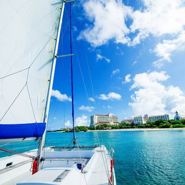 ホテル日航アリビラ 公式Instagramのインスタグラム：「. 沖縄本島屈指の透明度を誇る海は“アリビラブルー”と呼ばれ、沖合いから波打ち際へと向かい、自然が生み出す豊かな濃淡にきらめく青のグラデーションをご覧いただけます。そんな“アリビラブルー”をロマンティックに楽しめるマリンアクティビティ。宿泊者の方はもちろん、外来の方も手ぶらでお気軽にご参加くださいませ⛵️ ※海でのメニューは、天候・海洋状況（潮の干満等）により、変更または中止となる場合がございます。必ず事前にご確認いただきますようお願い申し上げます。  ⛵️セーリング⛵️ 大型カタマランヨット「キラ号」に乗って、アリビラ沖を風の力で進んでいくセーリング。風を感じながら360度広がる海のパノラマをお楽しみいただけます。“アリビラブルー”は絵画のような美しさ。アリビラ近海から大海原への極彩色の航海をお楽しみください。  デイセーリング（奇数日のみ開催） 【催行期間】2023年3月11日〜11月29日（奇数日のみ開催） 【所要時間】30分 【出航時間】日により異なりますのでお問い合わせください。 【料金】宿泊者　1名3,000円、外来　1名4,000円 ※定員12名（最少催行人員2名）  ※参加対象4歳以上（小学生以下保護者同伴）  サンセットセーリング（奇数日のみ開催） 【催行期間】2023年3月11日〜11月29日（奇数日のみ開催） 【所要時間】1時間、1ドリンク付き 【出航時間】日没時間により変動します。「本日の催行状況」をご確認ください。 【料金】宿泊者　大人4,000円／小人2,100円（4歳～小学生）、外来　大人4,500円／小人2,600円（4歳～小学生） ※定員12名（最少催行人員2名）  ※参加対象4歳以上（小学生以下保護者同伴）  🏄‍♀️クリアサップ🏄‍♀️ 海の上を散歩しているような気分になれるサップ（スタンドアップパドルボード）。透明度の高い素材を使用したクリアサップで、ボードの上から海中のサンゴや魚をご覧いただけます。海上散歩を楽しんだり、ボードに寝転がって空を眺めたり、全身でリラックスしたり、海に抱かれる体験をお楽しみください。  【催行期間】通年 【所要時間】30分 【料金】宿泊者　1艇3,500円、外来　1艇4,000円 ※参加対象10歳以上の経験者  ▼詳しくはこちら▼ https://www.alivila.co.jp/activity/  #ホテル日航アリビラ #アリビラ #リゾート #沖縄リゾートホテル #アリビラブルー #アリビラ時間 #ニライビーチ #沖縄 #沖縄旅行 #沖縄観光 #沖縄絶景 #女子旅 #沖縄ホテル #オーシャンビューホテル #読谷 #読谷村 #沖縄プール #記念日旅行 #誕生日旅行 #カップル旅行 #夫婦旅行 #マリンアクティビティ #セーリング #サンセット #SUP #サップ #ヨット」
