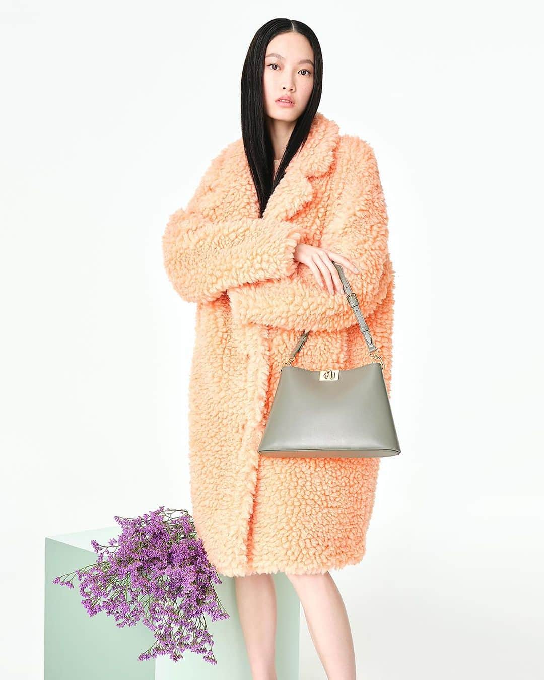 フルラのインスタグラム：「Explore the contemporary #FurlaColors lifestyle. Elevate your seasonal accessory collection with the new Furla Fleur shoulder bag.   #Furla  Photographer & Film Director: Paolo Zambaldi (@paolozambaldi) Art Direction and graphic design by Roberto Da Pozzo (@roberto_da_pozzo) Styling by: Carola Bianchi (@carolabianchi1) Glam by:  Make up Artist : Giulia Cigarini (@_miss_giulia_) Hair Stylist: Alessandro Squarza (@scoobyhair)」