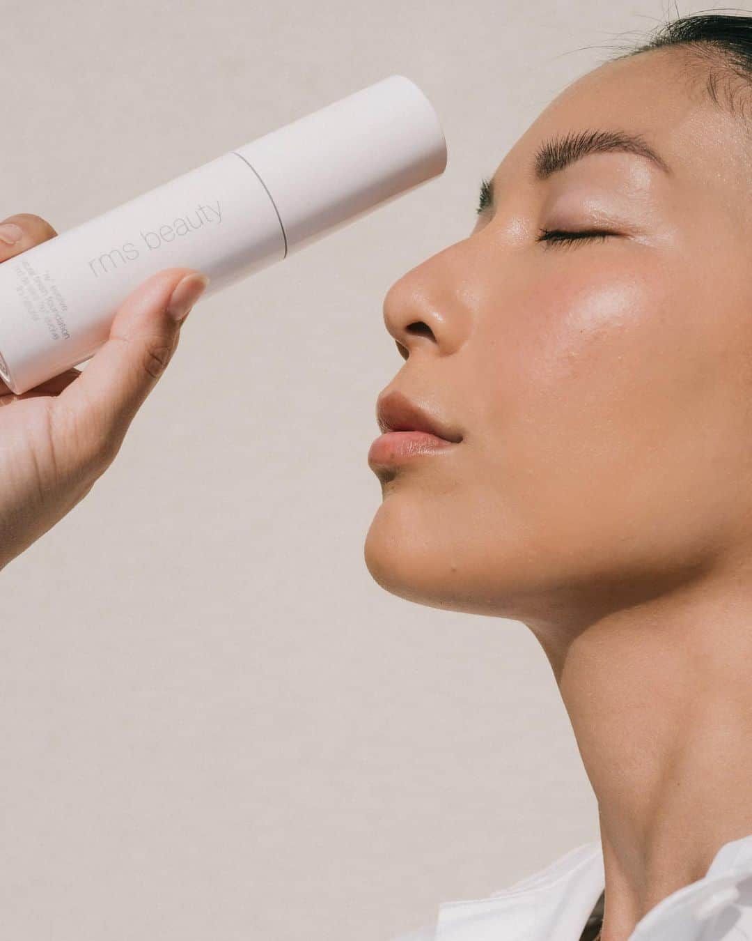 rms beautyのインスタグラム：「. カバー力がありながら、軽いつけ心地🌿 肌が呼吸しやすく、みずみずしい感触で ツヤのあるつけたての仕上がりを長時間キープ✨  贅沢に配合されたタイテニール™や ベジタブルスクワランなどの スキンケアが、肌をカバーしながら やさしくケアします。  全顔にファンデーションを付けることに抵抗がある方も きっと気に入っていただけるなめらかな使い心地。  ぜひお試しください🤍  ■ナチュラルフィニッシュ リキッドファンデーション ¥6,985（税込）  取り扱い店舗🛒 公式オンラインストア・ZOZOCOSME  #rms #rmsbeauty #rmsbeautyjapan #アールエムエス#ナチュラルフィニッシュリキッドファンデーション #ベースメイク #リキッドファンデーション #下地 #ナチュラルコスメ #クリーンビューティー#スキンケア #zozocosme」