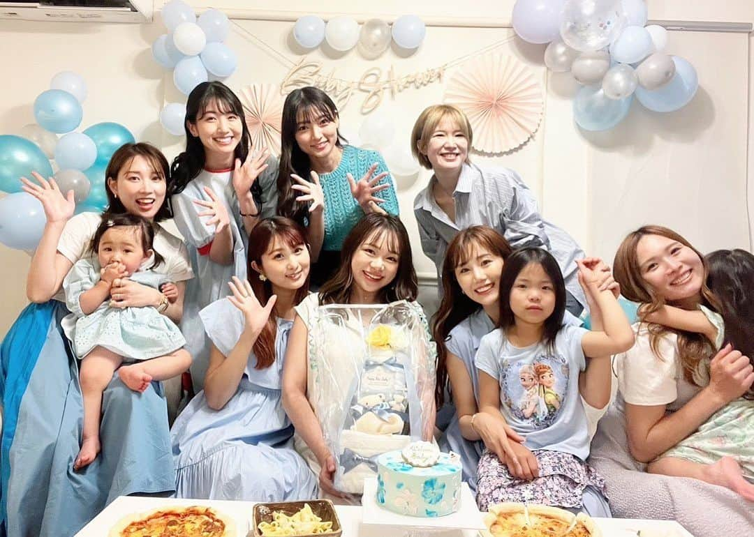 瀬賀しお（せがしぃ）のインスタグラム：「Baby Shower 🫧👶🏻🩵🩵  親友たちが大集合して開いてくれました✨ 可愛く飾り付けしてくれて ケーキやごはんも準備してくれて おむつケーキやプレゼントも...🎁 ̖́-  ドレスコードはみんなが水色で わたしはホワイトです🩵🤍🩵🤍 華やかでかわいい〜☺️！！  幸せな空間すぎて ずっと涙堪えてました...🥲 恵まれてるなぁ。と心から思います。  本当にみんな家族のような存在で、 お腹の子のことも大切に想ってくれて、 とっても嬉しい(´；ω；｀)💓  たっっくさんパワーもらったから 無事に、元気に産まれてきてくれるかなっ☺️ "素晴らしい人たちが周りにたくさん居るから安心して出てきてね" って話しかけながら ベビさんがいつを選んで産まれてきてくれるのか 楽しみにしています💓  ベビさんと出産がんばります👶🏻🌟  --thank you♡-- @hoshinoko728 @misaki_aono  @sasarasekine  @naruxx93  @kajierimakeup  @_risachiiii_  @keikairu_o   写真に写ってる子供ちゃんは りんたん、けいけい、めいめいです👧🏻🩰  #妊婦 #臨月 #マタニティ #ベビーシャワー #ママ #babyshower #女子会」