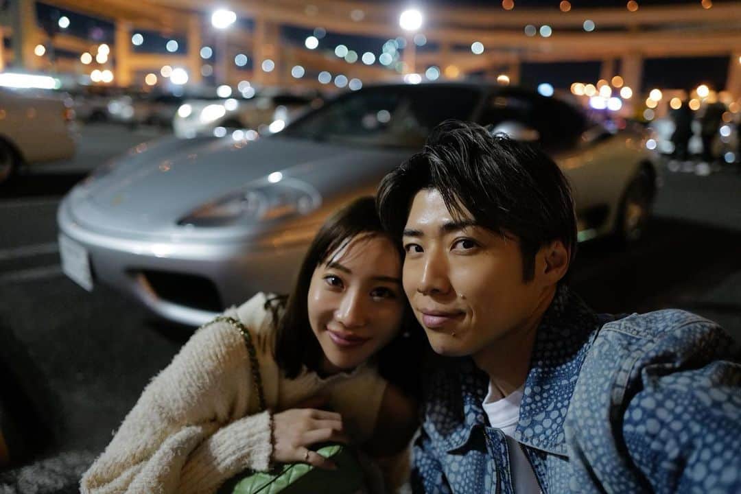 黄皓のインスタグラム：「東京ナイトドライブ🗼  妻とは毎日一緒にいるけど、たまには無意味に車を走らせ、エンジン音をBGMに会話ん楽しむのもいい夫婦時間😁  辰巳PAと大黒PAは車好きも多くて、夜風が気持ちいいからおすすめ🌃  当たり前の関係にも、刺激や変化を互いに楽しむことは忘れないでいたいね😚  今宵の相棒はフェラーリの360モデナMT  #ferrari #360modena #ferrarimodena   @ryokoak45」