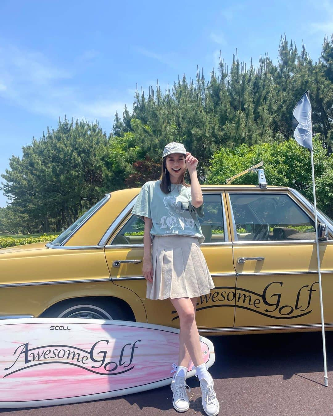 紺野ゆりさんのインスタグラム写真 - (紺野ゆりInstagram)「⛳️ Awesome golf コンペに参加してきました☆  Awesomegolfは、 国内外のストリートカルチャーブランドを取り扱った新カテゴリー。 ４月に @thehouse_official  銀座SIX店と広尾店にオープンしました☺️  メンズのみですが、 女性が着ても可愛いし私服でも着れるのが良いですよね😍  自分がデザインした#ゆりコラボ　スカートと合わせたよ♡  参加者の皆さんのコーディネートも とってもお洒落だったので、チェックしてみてね💕  @_awesome_golf   #yurigolf🦋  #awesomegolf #オーサムゴルフ#golf#golfswing#ゴルフスイング#golfwear#ゴルフ女子#골프#골프스윙#골프여자 #ゴルフウェア」5月19日 19時07分 - yuri_konno_official