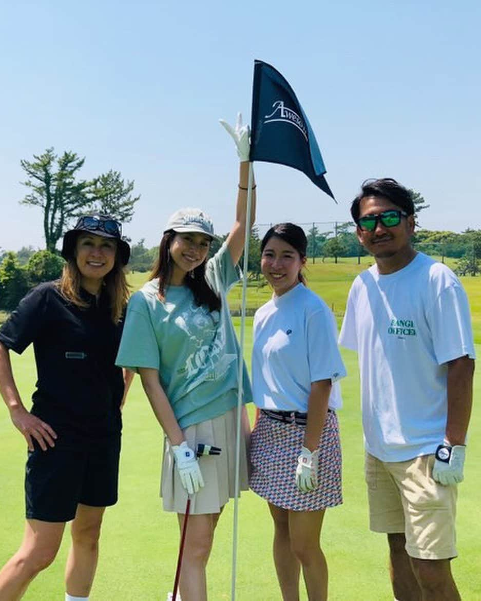 紺野ゆりさんのインスタグラム写真 - (紺野ゆりInstagram)「⛳️ Awesome golf コンペに参加してきました☆  Awesomegolfは、 国内外のストリートカルチャーブランドを取り扱った新カテゴリー。 ４月に @thehouse_official  銀座SIX店と広尾店にオープンしました☺️  メンズのみですが、 女性が着ても可愛いし私服でも着れるのが良いですよね😍  自分がデザインした#ゆりコラボ　スカートと合わせたよ♡  参加者の皆さんのコーディネートも とってもお洒落だったので、チェックしてみてね💕  @_awesome_golf   #yurigolf🦋  #awesomegolf #オーサムゴルフ#golf#golfswing#ゴルフスイング#golfwear#ゴルフ女子#골프#골프스윙#골프여자 #ゴルフウェア」5月19日 19時07分 - yuri_konno_official