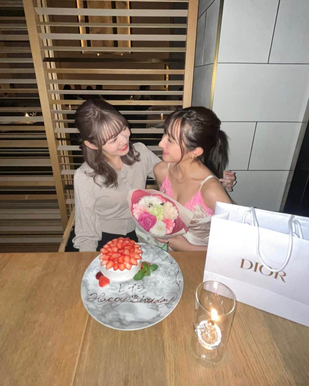 のインスタグラム：「かのありがとう💋 花束もプレゼントもレストランもドタイプすぎた‼︎ 今年もありがとう🫶🏻」