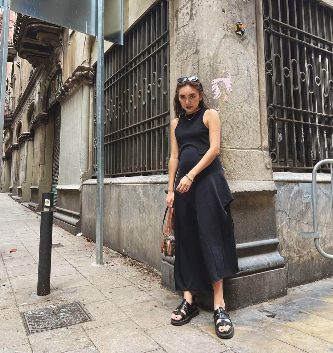 佐々木彩乃のインスタグラム：「📍Barcelona 1日目のコーディネート。 朝は寒かったけど昼過ぎあたりから陽が出てきてちょうどよかった✨ やっぱりワンピースが楽で多分7着くらい持ってきてる🤣 これは　@plus_women.azulofficial ✨ 異素材、変形なワンピにアメスリタンクがレイヤードされてて着回し力💯」
