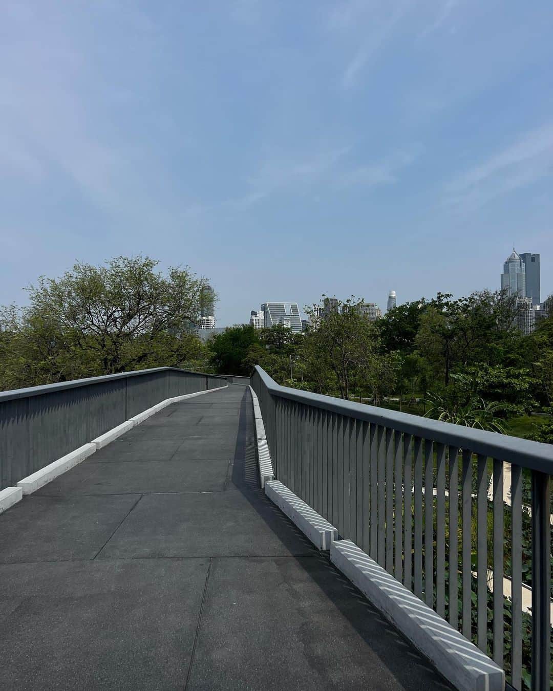 イプシー・キーラティのインスタグラム：「💙🌳🍃☁️」