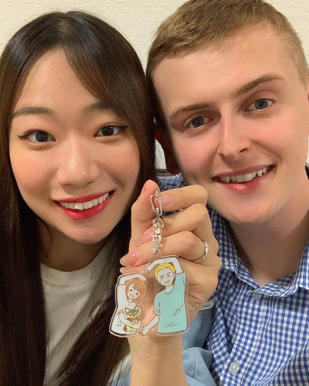 りせのインスタグラム：「【重大発表】 なんとこの度！！ りせとルイスの初グッズの販売が 決定しました💕  ロゼちゃんも一緒のハートの アクリルキーホルダーです✨  サイズ感も色合いも全部めちゃくちゃ可愛くて本当にお気に入りです😳  私たちはお家の鍵につけてるよ！ みんなも一緒に付けよう！！  購入してくれた人は届いたらぜひDM送ってね！楽しみに待ってる❤️  購入は以下リンクからお願いします💕 ➡️https://store.bitstar.tokyo/product/47934」
