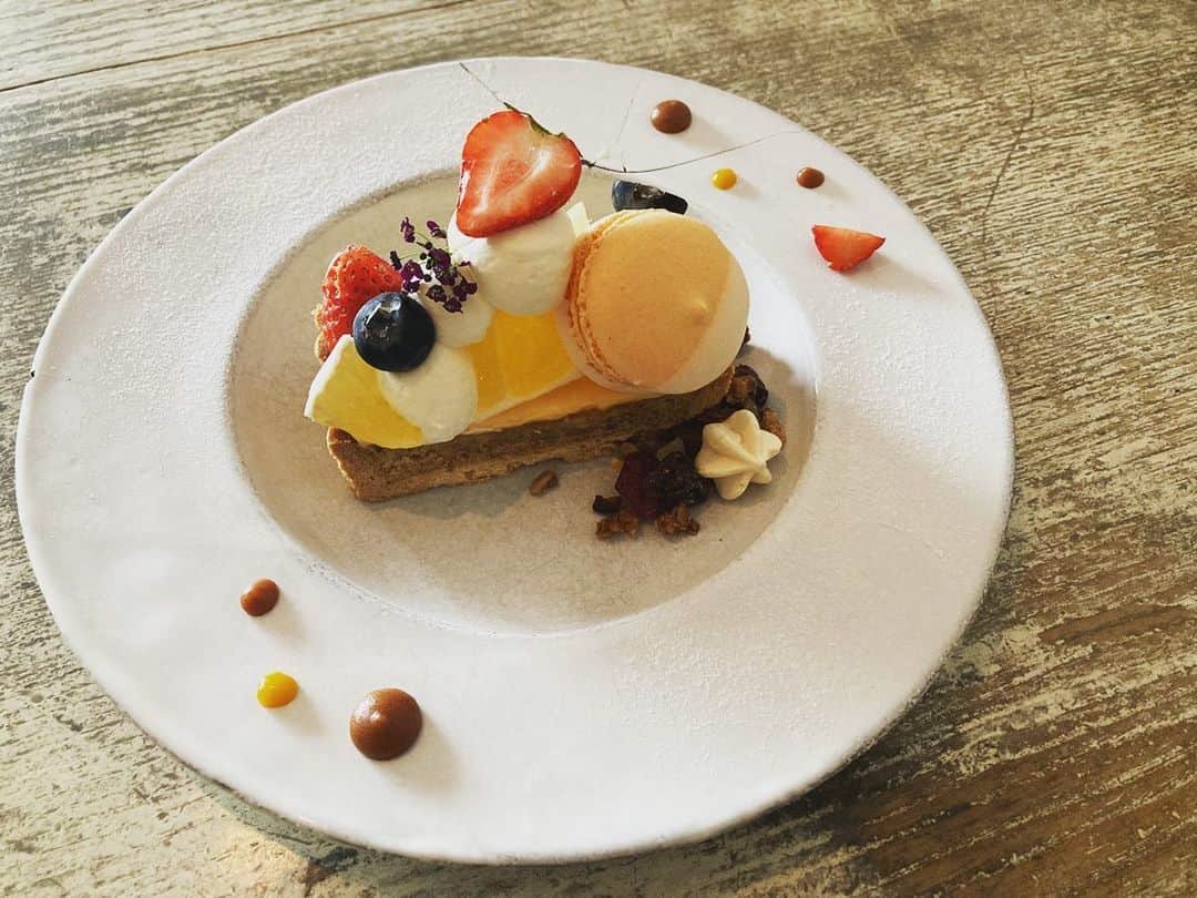 大釜ケリーのインスタグラム：「小夏の甘酸っぱさ、また行きたいな。 #cafe #cake #雨の日の過ごし方」