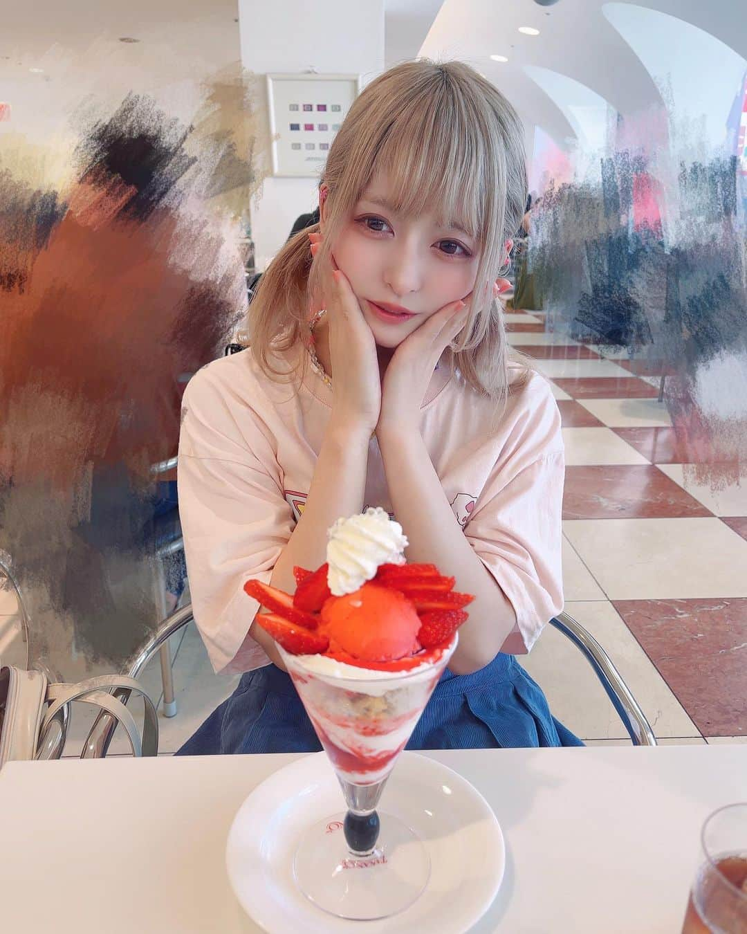 小鳩りあのインスタグラム：「ようなぴちゃんが撮ってくれたお写真ぜんぶかわいい🐹🍓🌙  #タカノフルーツパーラー #いちごパフェ #🍓」