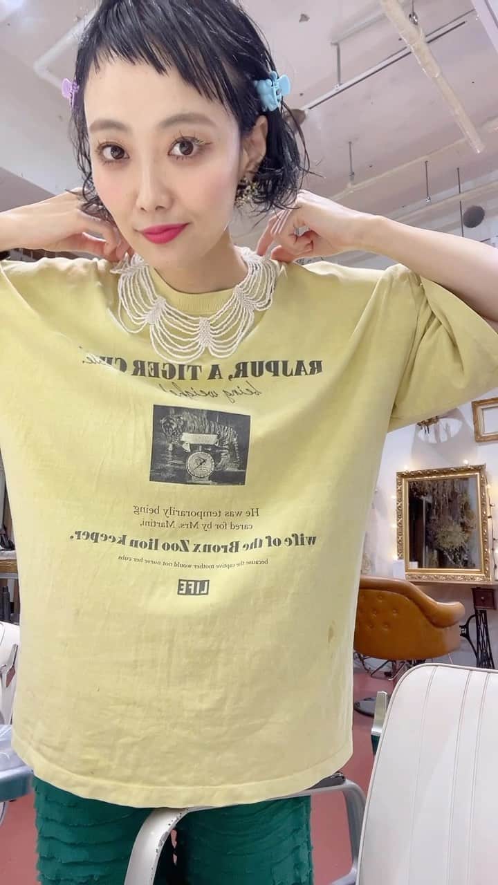 田中真奈美のインスタグラム：「今日のファッション💓 シレ〜っと頭にクマ🐻さんつけております😚👍✨ . ネックレスは何年も前にスタッフからお誕生日にいただいた物💓何か今の気分に合いました🎶 . 最後にguest出演タカキさん　@takakiyuuko 💛 いきなりのカメラのふりにバッチリ応えてくれた👌 さすがです‼️😂🙌🏻🙌🏻💕 . 曲は推しの子の主題歌✨ お客様にもスタッフにもすすめていただいたので観てまーす😆🎤💕 . . . #福岡ママ  #福岡美容室  #天神美容室  #大名美容室」