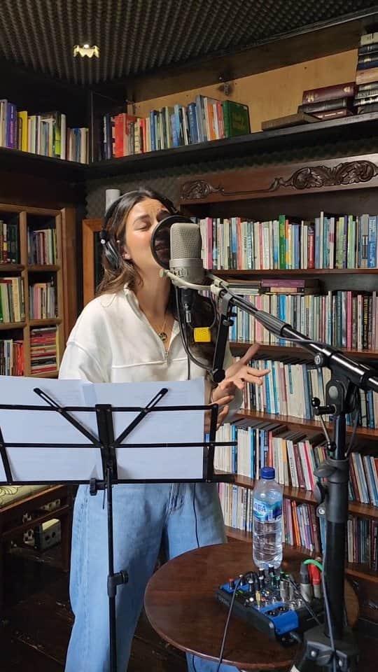 のインスタグラム：「Seneng banget bisa nyanyiin lagu “Biar Menjadi Kenangan” di 51th Kerajaan Cinta Ahmad Dhani, 28 Mei nanti. Jangan lupa dateng ya, guys!」