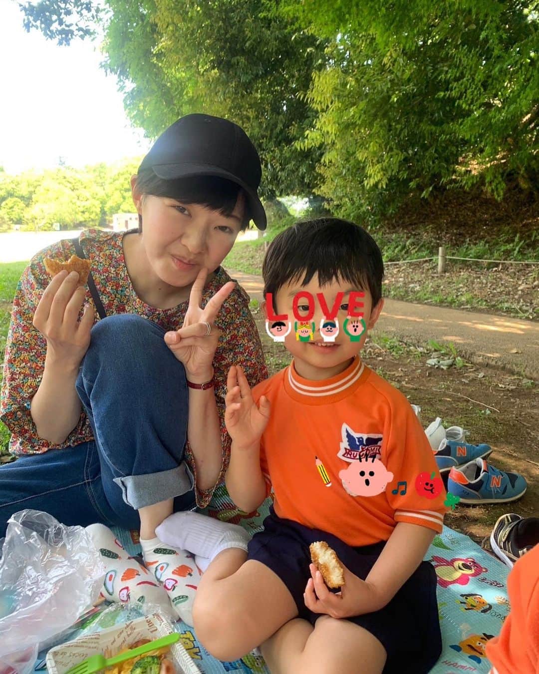 のインスタグラム：「昨日は親子遠足で、茨城自然博物館へ行って来ました！  昨年は東武動物公園で現地集合でしたが、今年は片道2時間大きなバスに乗って向かいました🚌  とにかく広くて見応えがあって全部回るのは無理でしたが、動く恐竜に🦕に息子はずっと見てました^ ^ 先日パパと大恐竜展に行ったばかりだから、凄く勉強になったと思います！  みんなで食べるお弁当や、バスの中でのレクレーション沢山沢山楽しかったです❤️」