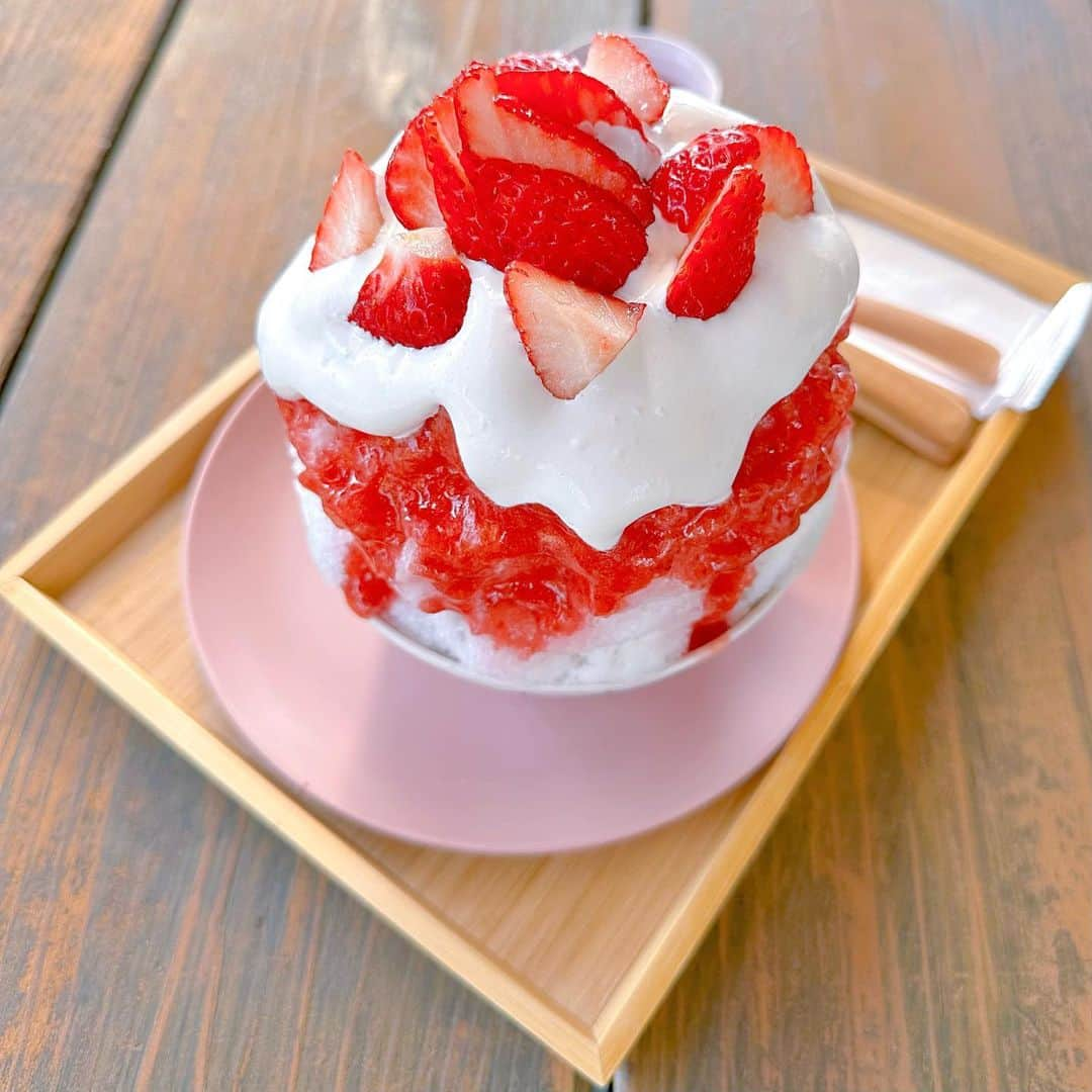 鶴見萌のインスタグラム：「家族で沖縄行った時の🍧  #県産いちごミルク #県産かぼちゃキャラメル  いちごは宜野座産でテンション上がっちゃったし、かぼちゃはお店の畑で育ててるんだって！  #3smileys #沖縄かき氷 #かきごおりすと #鶴見萌飯テロ部 #旅モーエ #鶴見萌 #虹コン」