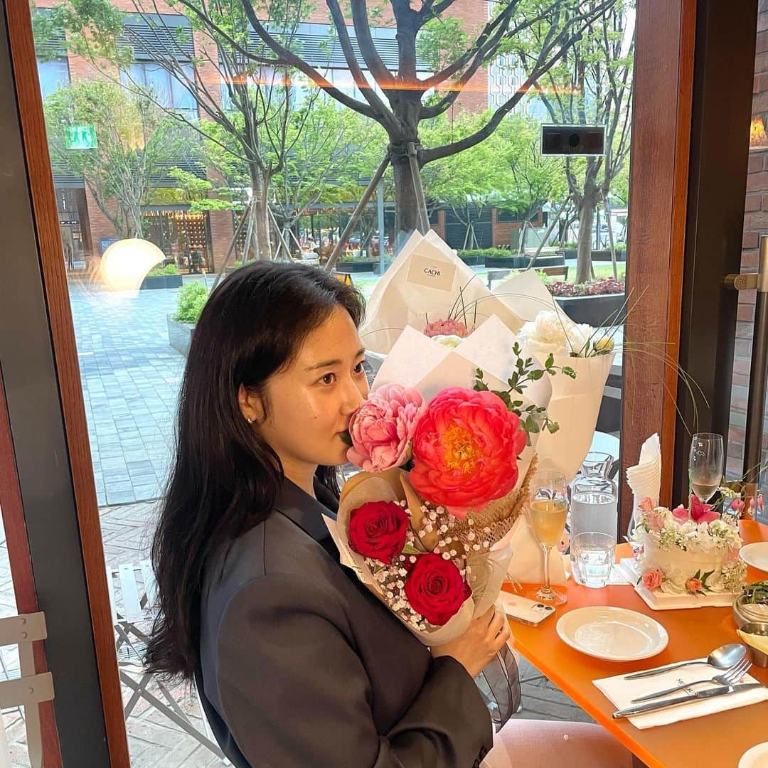 ガユンのインスタグラム：「1년치 꽃 다 받았다😎」
