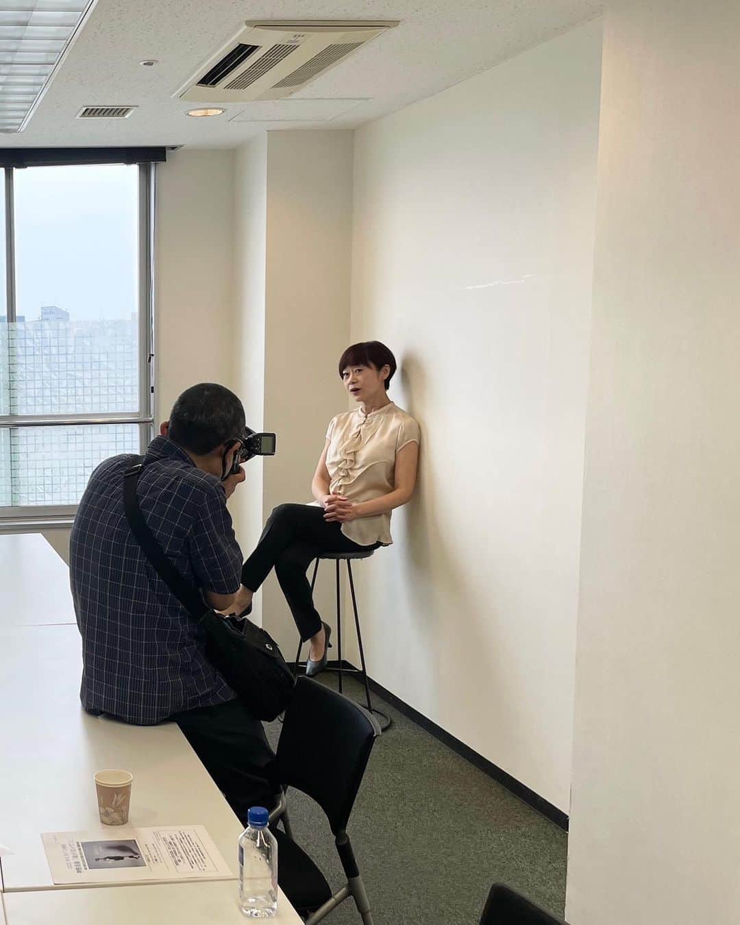 のインスタグラム：「5月19日  みなさん こんばんは  今日も たくさん取材をしていただきました  記者お一人お一人と 久しぶりにじっくり向き合って 今まで歩いて来た私の日々 私の思いを 聞いていただけた 大変充実した一日でした  足元の悪い中 わざわざ 話を聞くためにお運びくださった記者の皆様に 感謝しております  かねてから感じていることですが 人と話すことはとても大事なことで いつも 気づかなかった自分を知ることになります  折ごとに 自身を確認させてもらえる 取材という仕事は 大好きです  皆さんが どんな記事にまとめてくださるのか とても 楽しみです  #取材　#人と話すこと　#記事」