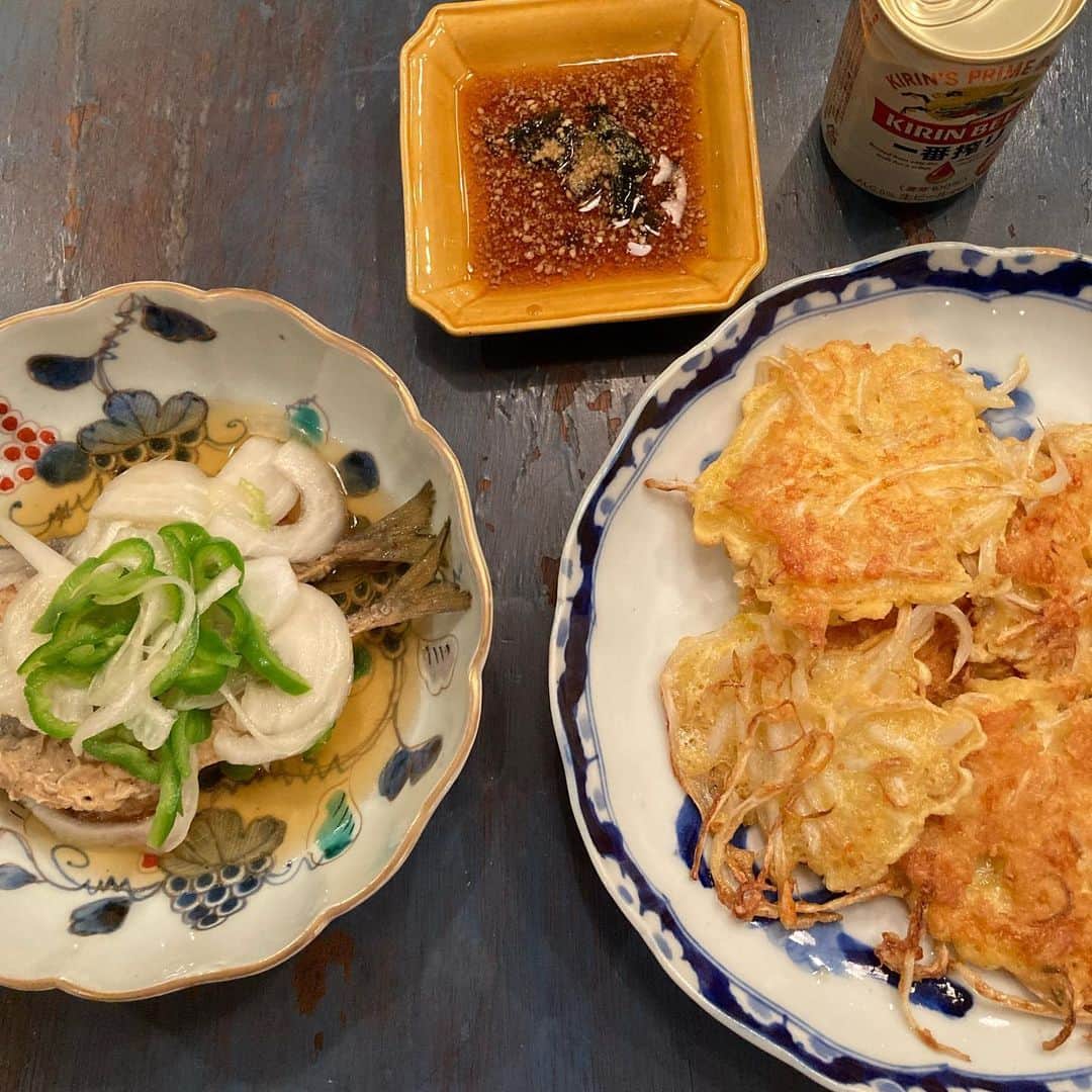 井上荒野のインスタグラム：「久しぶりに夕食もひとりなので、何食べよっかな何食べよっかなと考えすぎてヘンな献立になった😅もやしチヂミと小鯵の南蛮漬け。昨日酔っ払いながらテキトーに南蛮酢を作って鯵の唐揚げを漬けといたんだけど、それが意外と旨い。私えらい。」