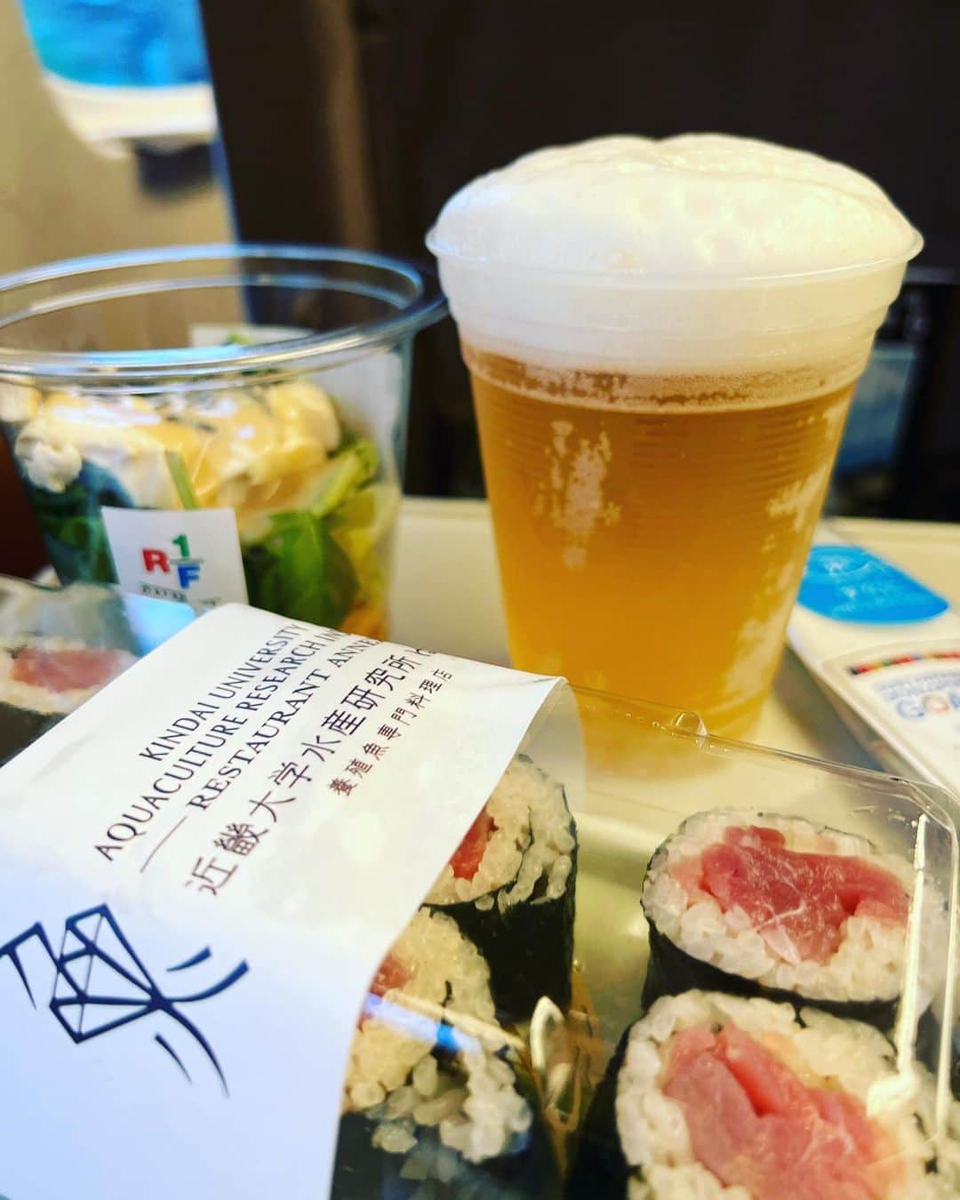 野々村友紀子さんのインスタグラム写真 - (野々村友紀子Instagram)「ビールを美味しそうに注ぐことが得意なんです。特技に書いてもいいよね。  本日は、NSCで講師のお仕事のあと、大阪へ移動。  夕食は新幹線で、島豆腐とひじきのサラダと、近大マグロの鉄火巻きとビールをいただきました🍺 大人ーしぶー  世界が驚いたあの近大マグロやー 初めて食べました。  32年の研究の末の成功、そのありがたみを噛み締めながらいただきました。  めっちゃ美味しかったです！！  明日は朝から【サタプラ】 よろしくお願いします😆」5月19日 19時24分 - nonomura_yukiko