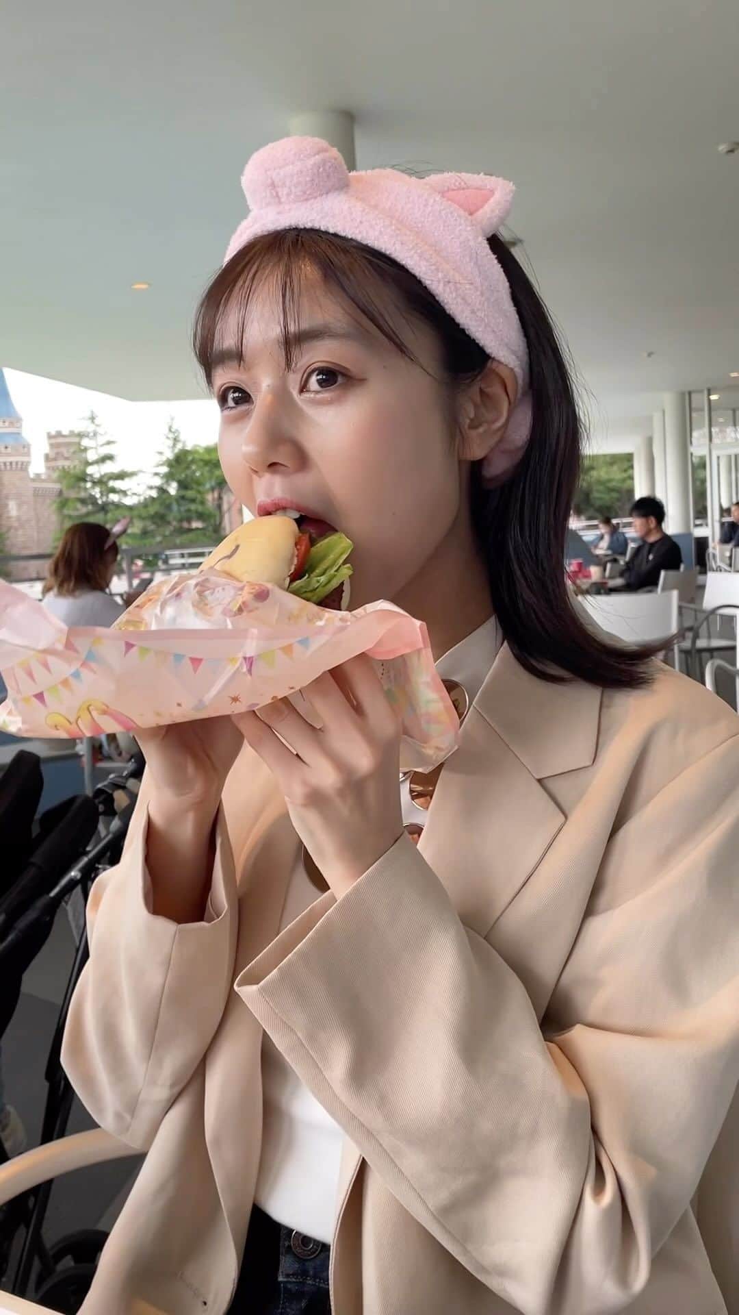 杉浦みずきのインスタグラム：「何種類食べてるでしょう！？！🍔🍿　#食べ過ぎ　#ディズニー  #ディズニーランド #ディズニーフード」