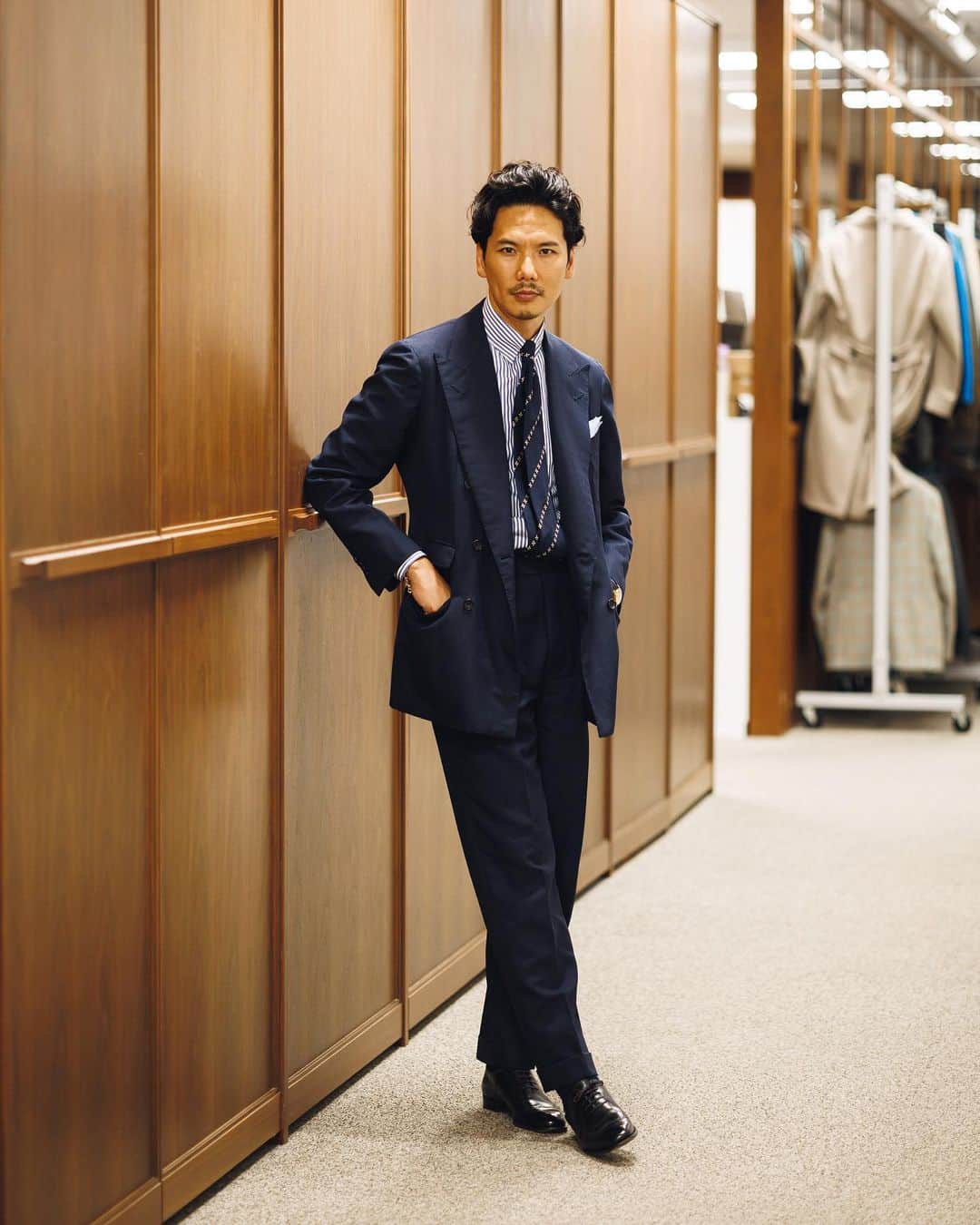Shuhei Nishiguchiのインスタグラム：「"Classic never fades"◀︎7pics 📸 @shige_mot0   昨日の商品ラインナップ説明会での装い。 良い素材、良い作り、良い製品。 クラシックは不変ではなく、普遍。 そんな時間を満喫した一日でした。  【ITEM】 Suit： @sartoria_dalcuore  Shirt： @beams_f  Tie： @emarinella @emarinellajapan  Pocket square： @hermes  Shoes： @enzobonafeshoes  Watch： @patekphilippe   #beamsf #gentlemanstyle #classicmenswear #vintagewatch #suitstyle #mensweardaily #spezzatura #outfitmen」