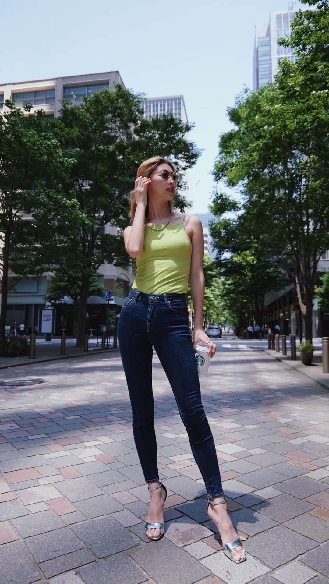 水乃あつみのインスタグラム：「Walk yourself 👠  Tops : @oriens.js  Pants： @moussyofficial  Shoes： @jojobragaisofficial  Sunglasses： @kaneko_optical   Movie ： @tomoyakonishi0828  -------------------------------- ウォーキングレッスン受付中👠  【グループレッスンスケジュール】 ☆ハイヒールレッスン(コンテスト・モデル)☆ 5月25日(木)13:00〜15:00 5月25日(木)19:00〜21:00 6月8日(木)13:00〜15:00 6月8日(木)19:00〜21:00 6月22日(木)13:00〜15:00 6月22日(木)19:00〜21:00  ☆ウェルネスウォーキングクラス☆ (スニーカー・ローヒールレッスン) 5月 28日(日)10:00〜12:00  6月11日(日)10:00〜12:00  他パーソナルレッスンや ペアレッスンなど随時受付中💁‍♀️ ご希望に応じて承らせていただいております！  詳細は公式LINEまたはDMにてご案内いたします✨  ご興味ある方はお気軽にご連絡ください💌  (プロダクション様・企業様案件も承っております。)  --------------------------------   #model #walking  #japan #walk   #現役モデルによるウォーキングレッスン #健康ウォーキング  #美ボディ  #ウォーキングレッスン #ウォーキング講師 #ウォーキングレッスン東京 #モデルウォーキング #コンテストウォーキング #ミセスコンテスト #ミスコンテスト #ジュニアコンテスト #モデル #姿勢改善 #体質改善 #健康ウォーク #筋トレ #ウェルネス #生活習慣病予防 #健康管理士 #リズムトレーニング  #ウォーキングダイエット #ウォーキング女子  #ファッションショー  #しなやかな身体  #モデル  #ウェルネス #フィットネスモデル」