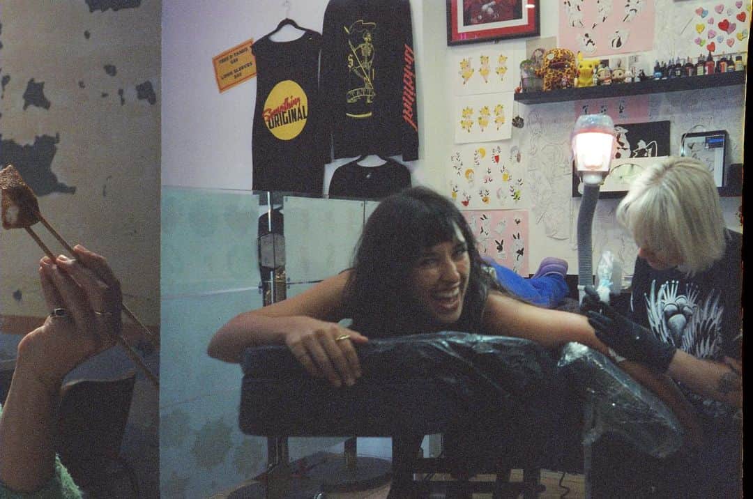サマーラ・ウェイビングのインスタグラム：「A Newtown Hoedown @trouserteeth @chad_ahsalon 💖」