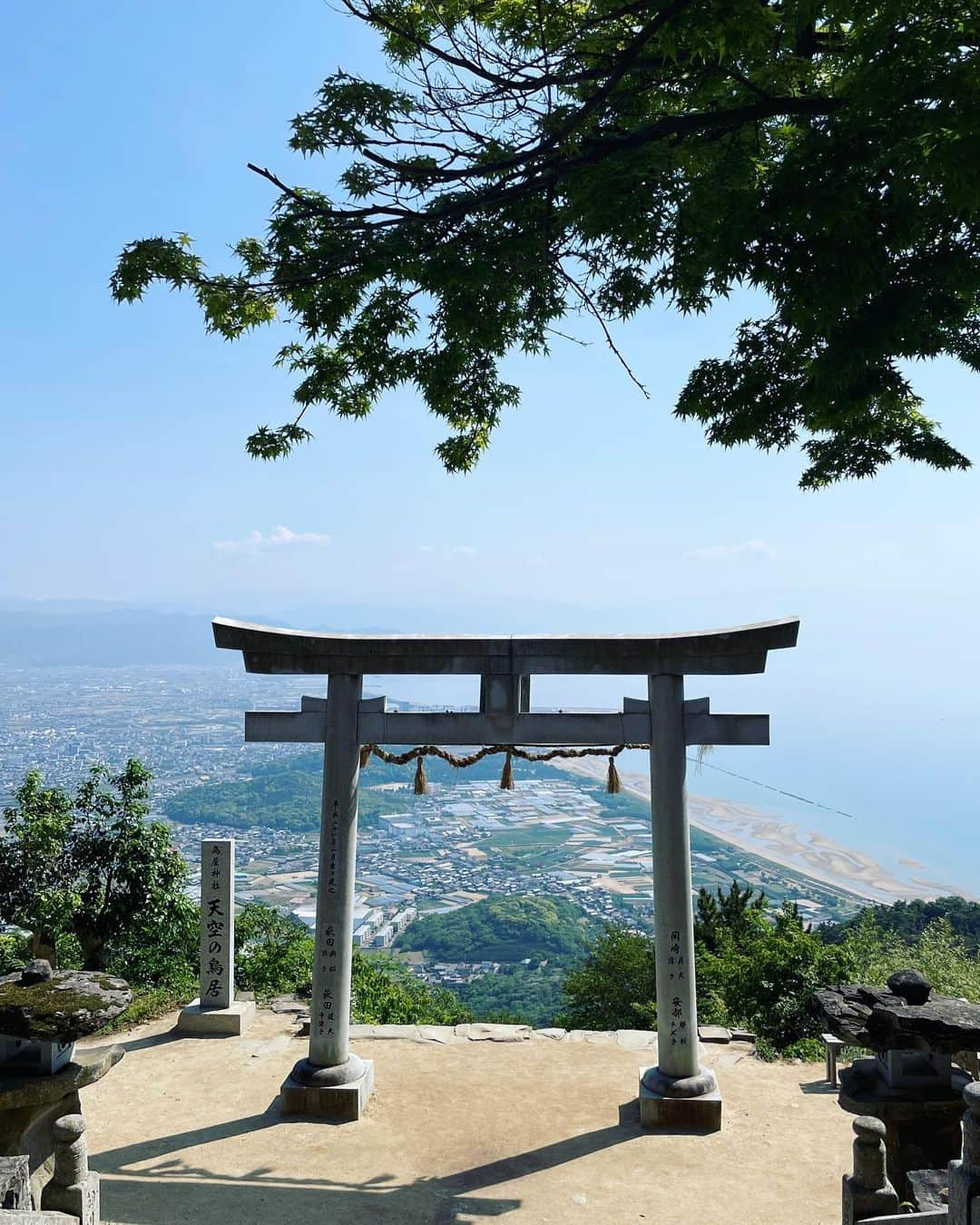 宇水遥佳さんのインスタグラム写真 - (宇水遥佳Instagram)「. 天空の鳥居⛩圧巻の景色！ . 香川県にある、標高404メートルの山の頂上にある神社⛩ 瀬戸内海と街並みが一望でき圧巻の景色でした☺️ . 四国八十八景にも選出されてい運UPの神様がいるそうです⭐️ 一度見てみたい景色だったので行けて幸せでした🥰 . コーディネート tops @fendi  skirt @shein_japan @sheinofficial  商品コード: 12263222 . クーポンコード【usui】でSHEIN商品が公式より安い 15〜20%オフになるのでぜひお使いください。 . . #SHEIN #SHEINコーデ #SHEINforAll #ad  #香川旅行 #四国旅行 #天空の鳥居 #高屋神社 #四国八十八景  #たびじょ #旅ガール #一眼レフ女子」5月19日 10時57分 - haruka._.usui