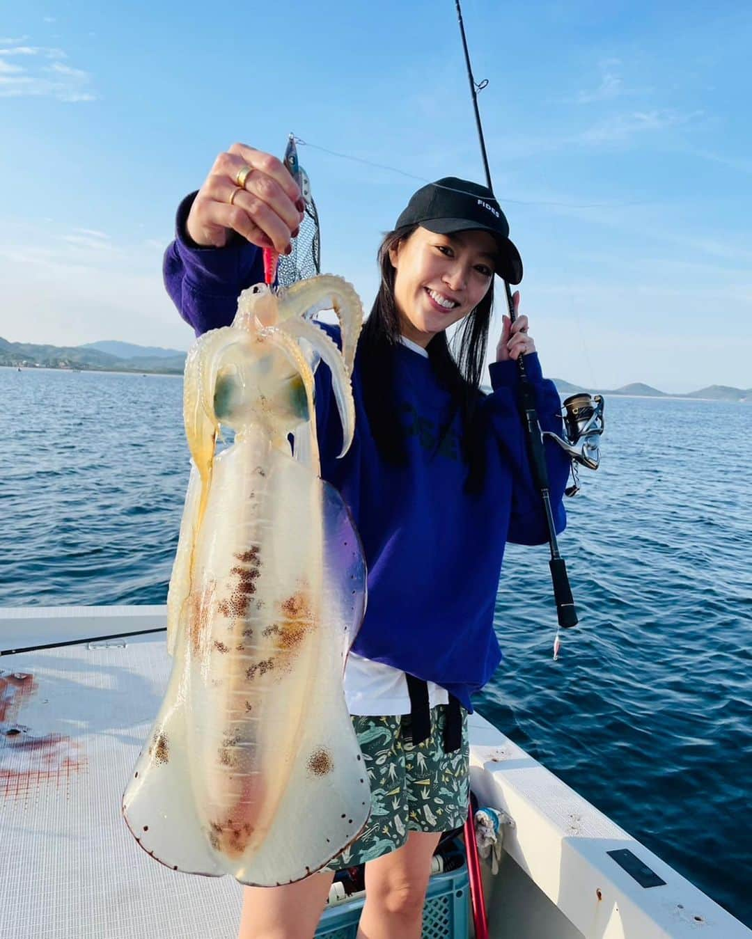 矢野由希子のインスタグラム：「エギングにいったよ🦑 とても好きな釣りのひとつだよ！ 3杯釣れたみたいになってるけど、 釣れたのは1杯だよ。  ゴールデンウィークのおはなし。  #エギング #ボートエギング #プライベート釣行 #ムラムラチェリー #GW2023 #いか #いかさん #釣り #船釣り #🎣 #🦑 #🛥️」